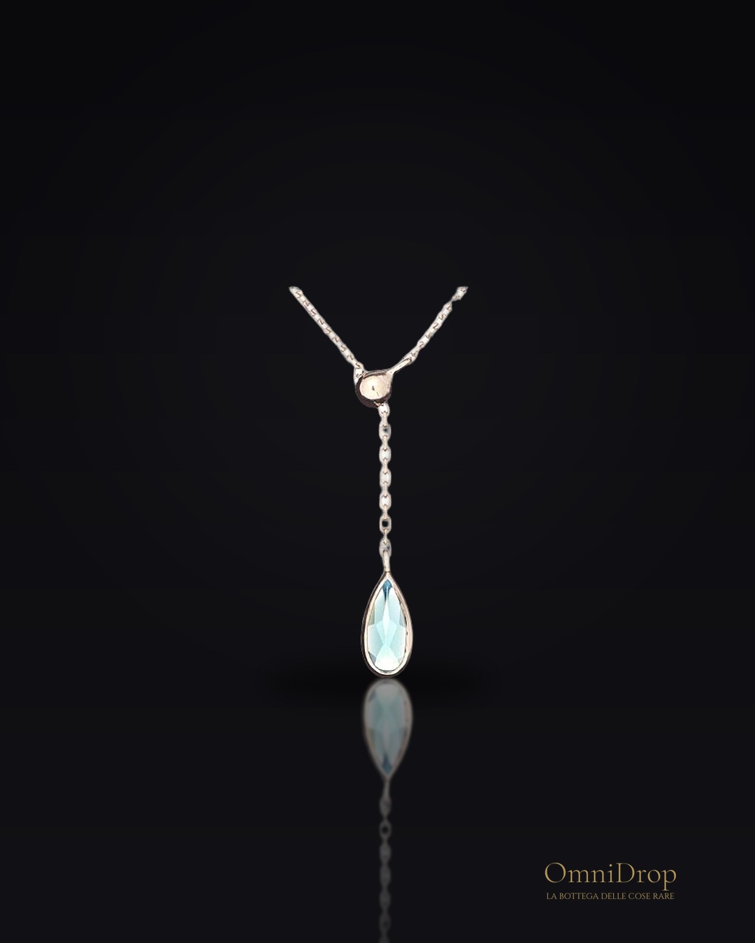 Collana goccia in argento rodiato con calcedonio azzurro, per custodire la tua serenità