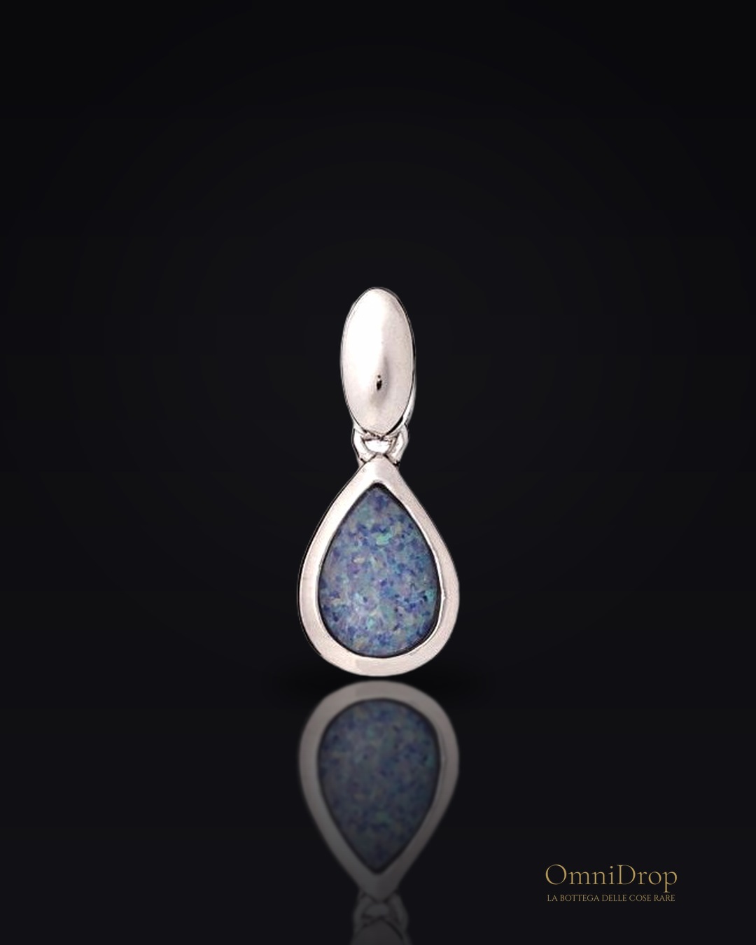Pendente goccia in opale blu su argento 925 rodiato, per custodire un sogno