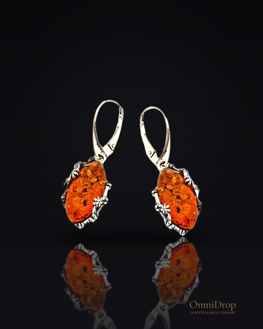 Orecchini pendenti in argento invecchiato con ambra cognac naturale, per celebrare la luce