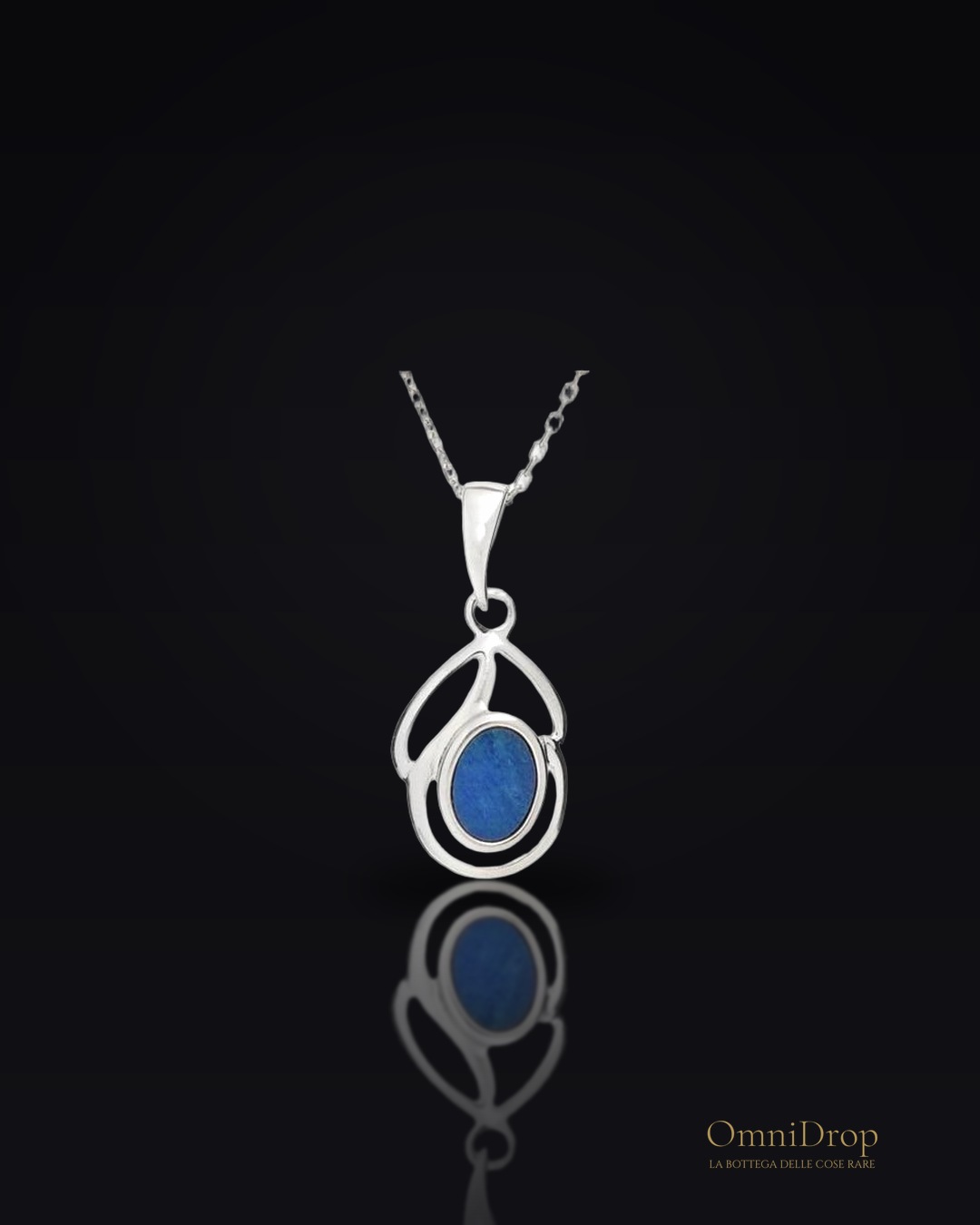Ciondolo in argento rodiato con opale blu, per illuminare ogni tuo gesto