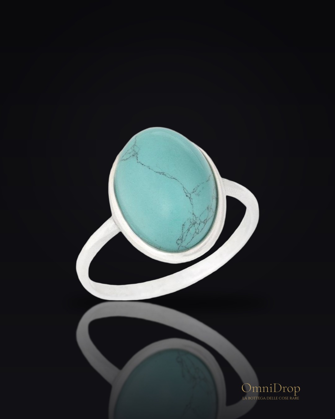 Anello con turchese naturale e argento rodiato, per portare con te un simbolo di eleganza e serenità
