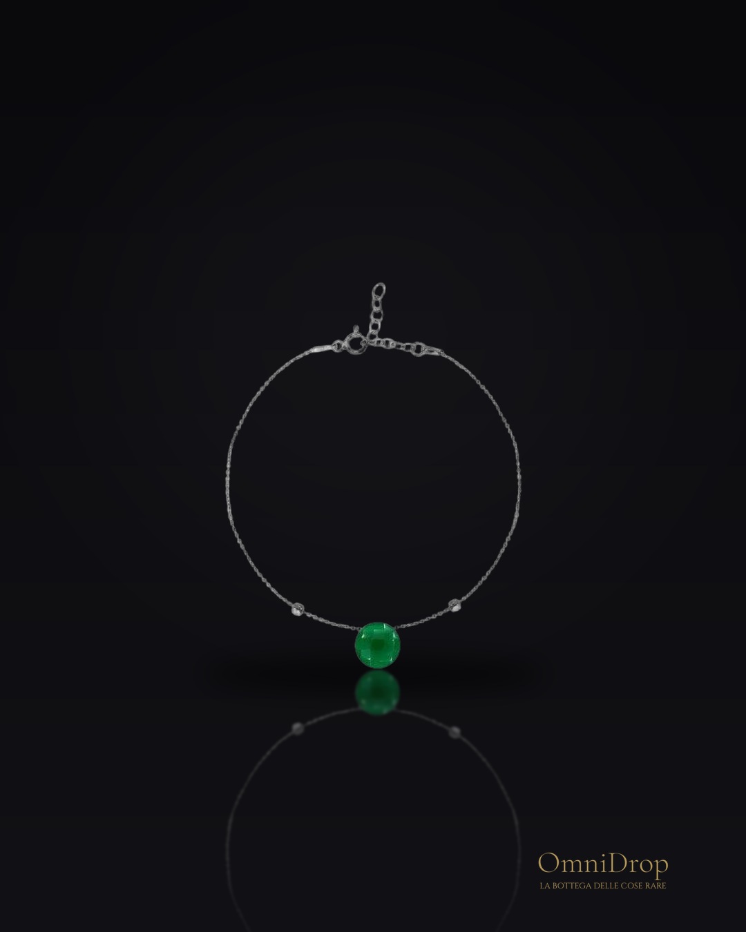 Bracciale in argento rodiato con calcedonio verde, per celebrare l’equilibrio