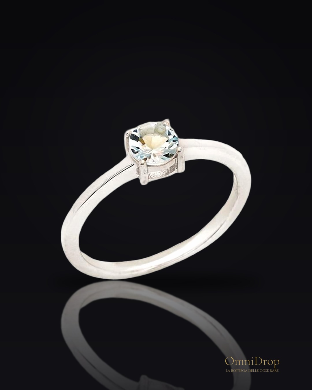 Anello con acquamarina blu naturale in argento rodiato, per mantenere la semplicità