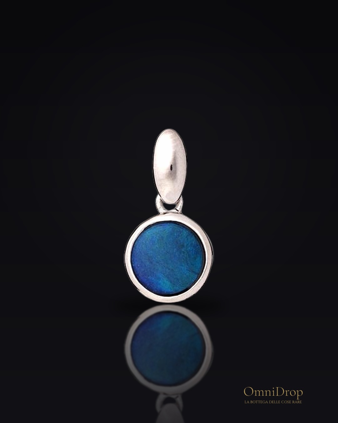 Ciondolo rotondo in argento 925 rodiato con opale blu doppietto, per custodire la serenità