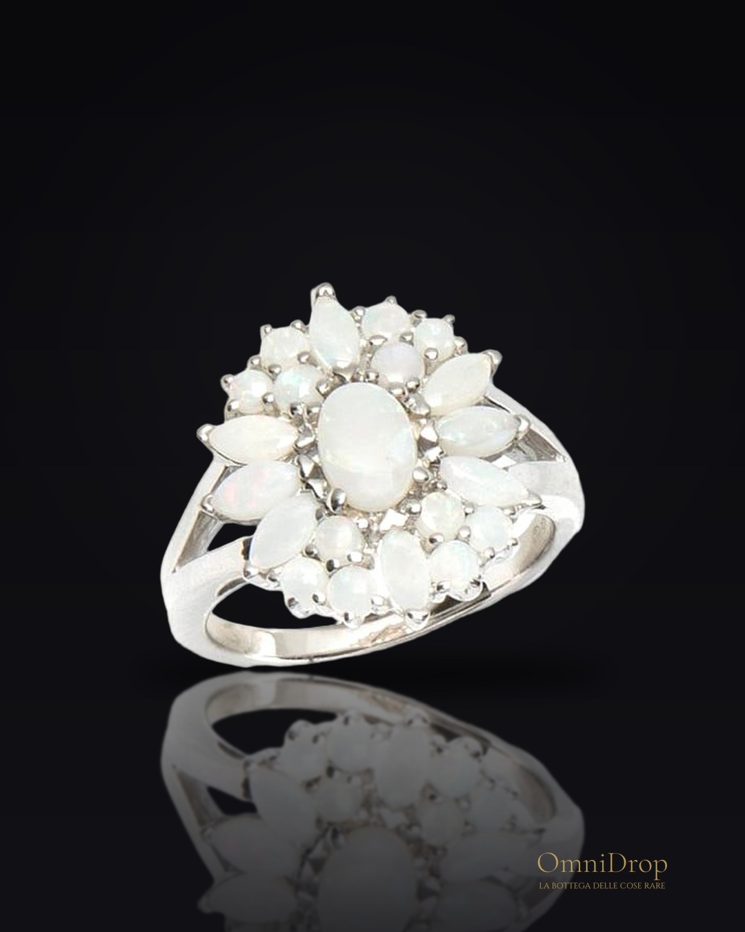Anello in argento rodiato con opale bianco naturale, per illuminare ogni gesto