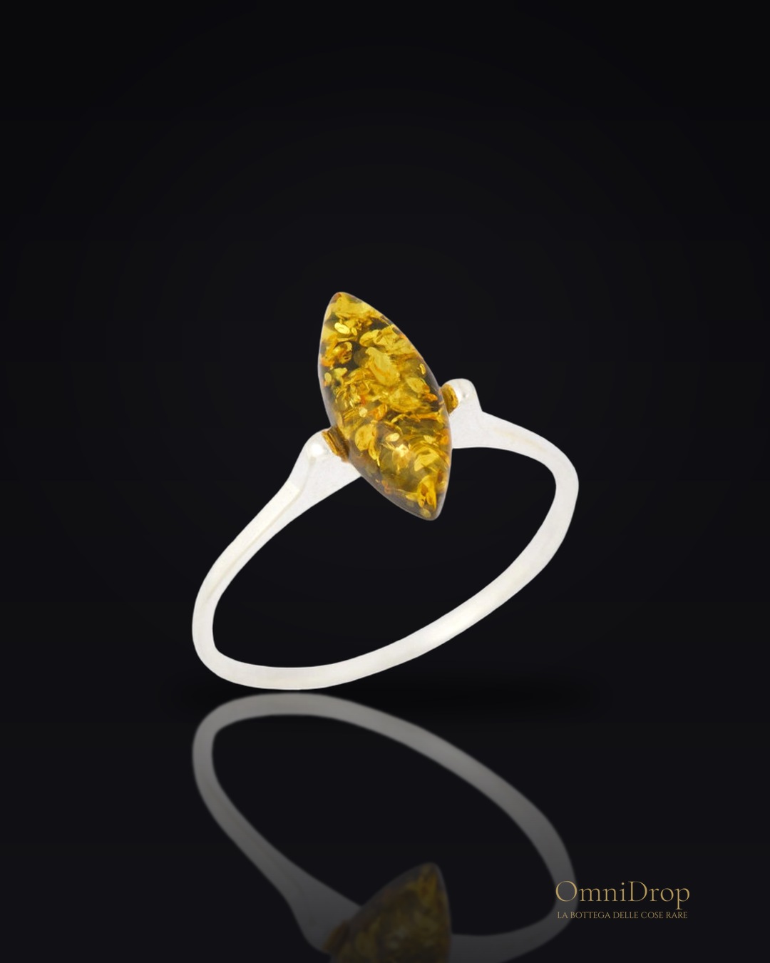 Anello in argento rodiato con ambra verde del Mar Baltico, per custodire la tua luce