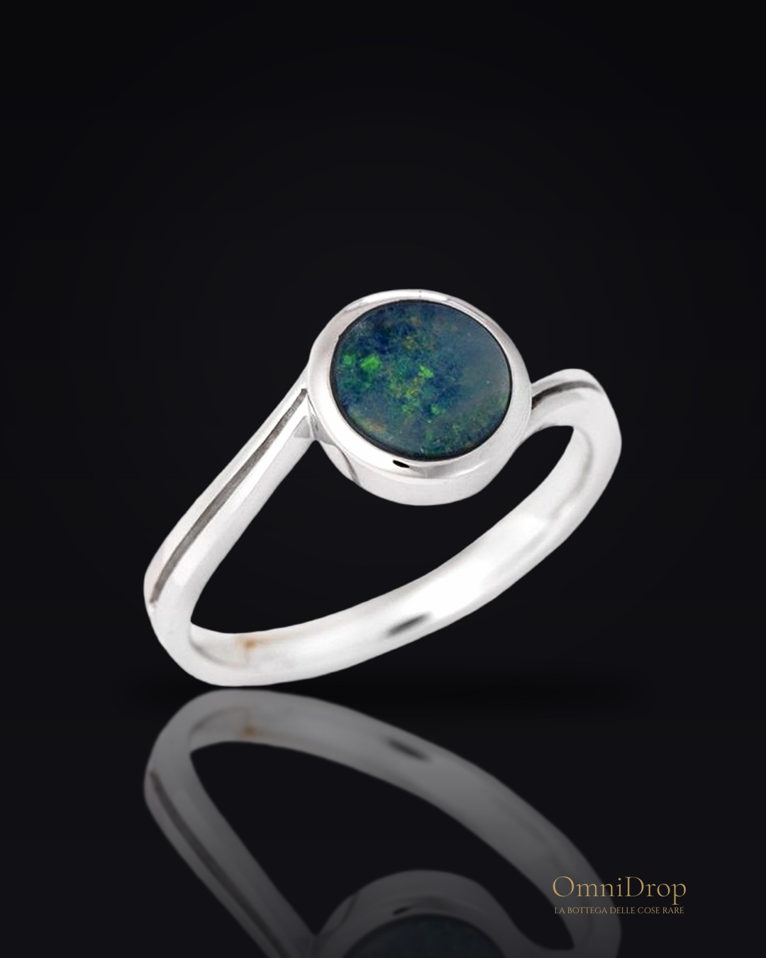 Anello in argento 925 rodiato con opale blu australiano, per custodire la tua serenità