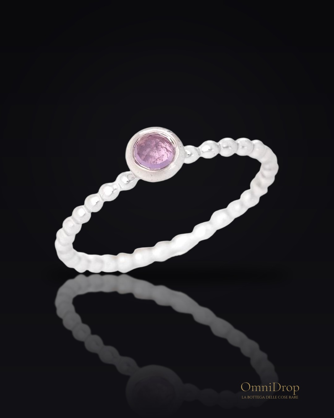 Anello ametista viola naturale, per evocare l'intrigo