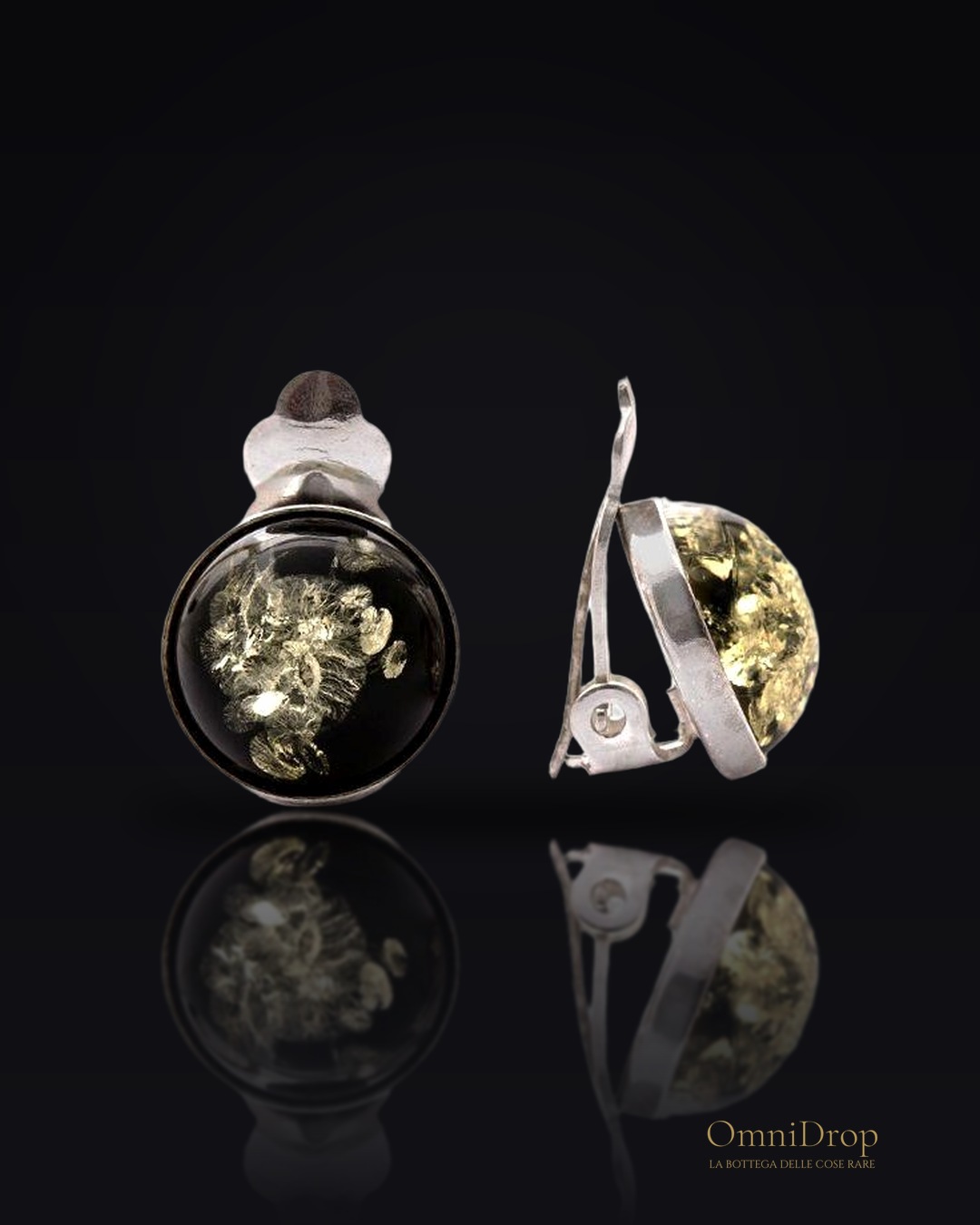 Orecchini a clip in argento rodiato con ambra verde tonda, per ricordare la tua luce