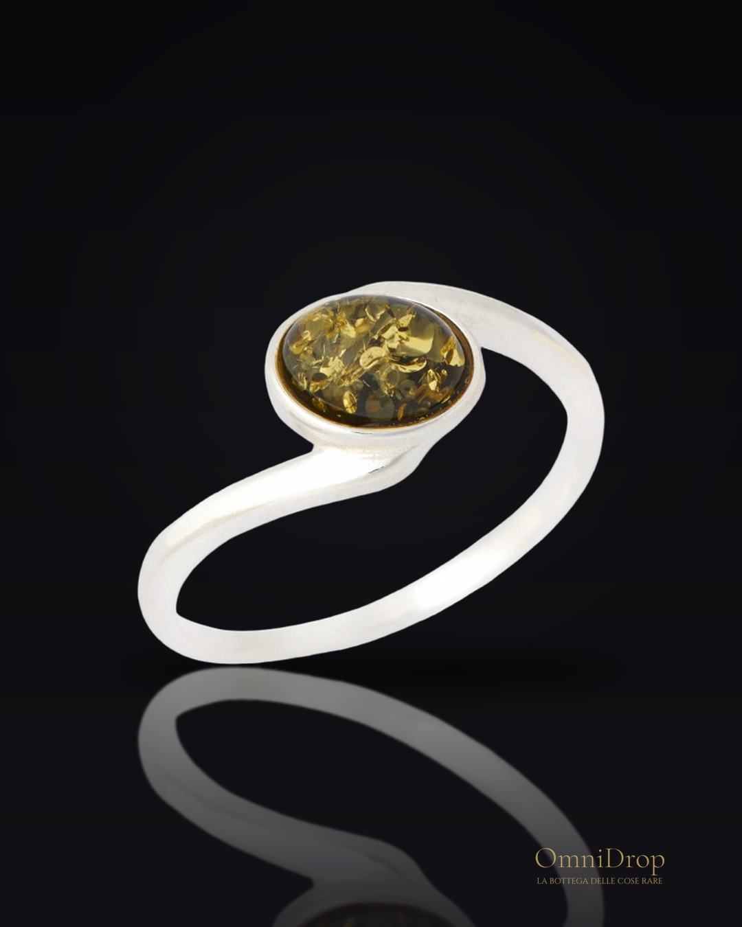 Anello in argento rodiato con ambra verde del Mar Baltico, per custodire la tua eleganza