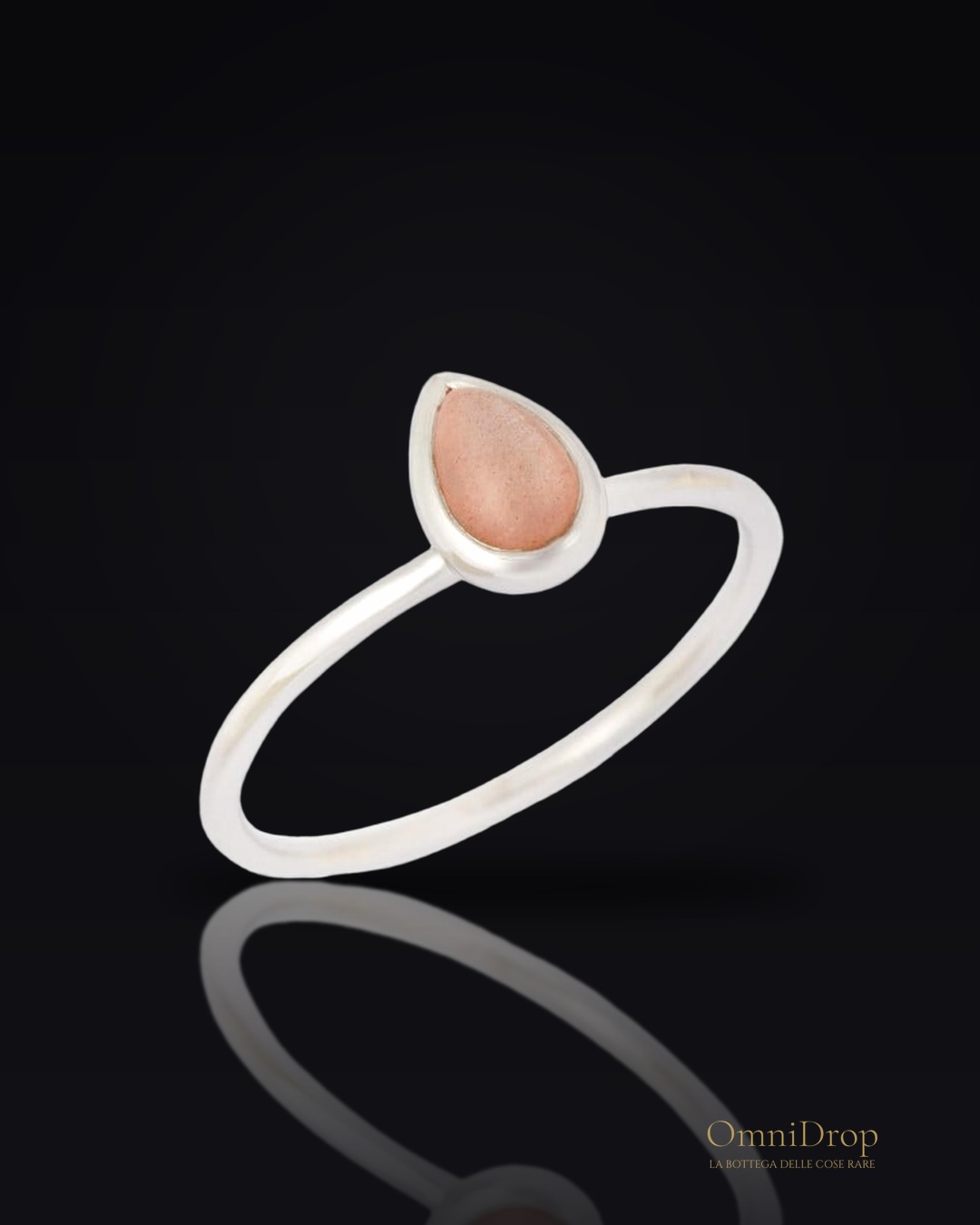Anello con pietra lunare rosa, per illuminare il tuo cammino