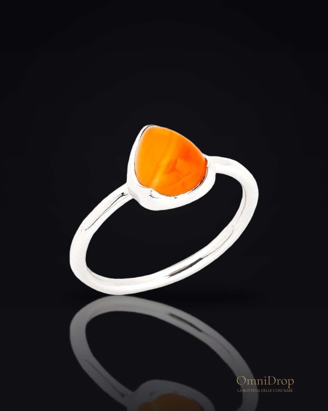 Anello triangolo corniola arancione, per celebrare la vitalità