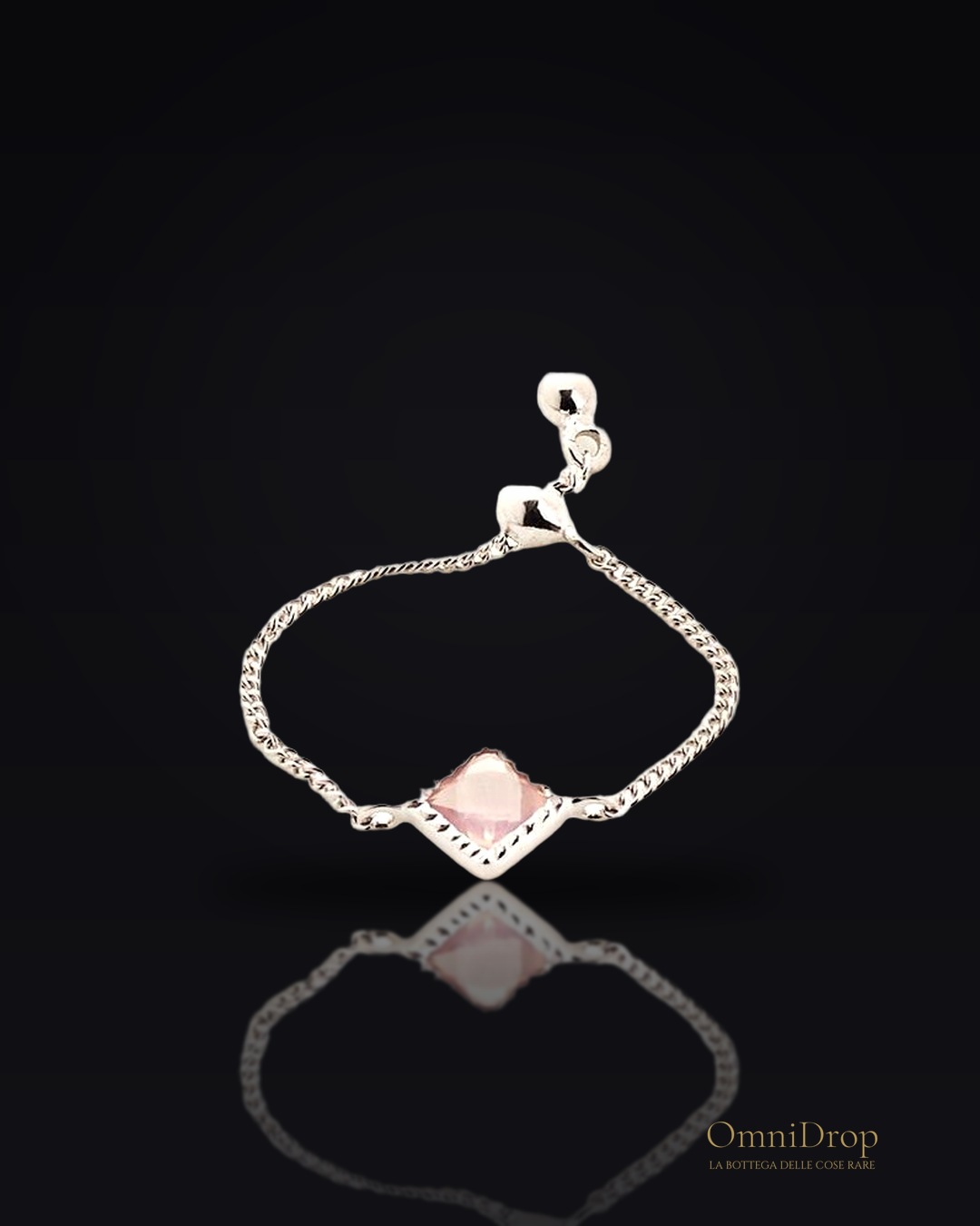 Anello quadrato regolabile con quarzo rosa, per onorare la tua essenza