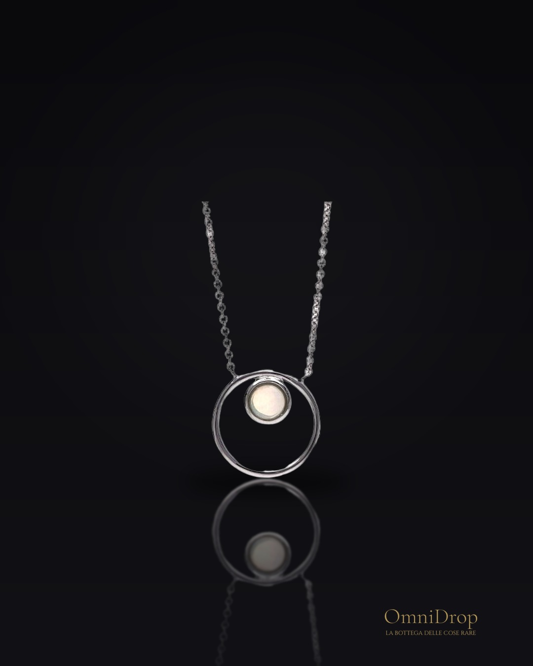 Collana in argento rodiato con opale bianco tondo, per custodire la tua luce interiore