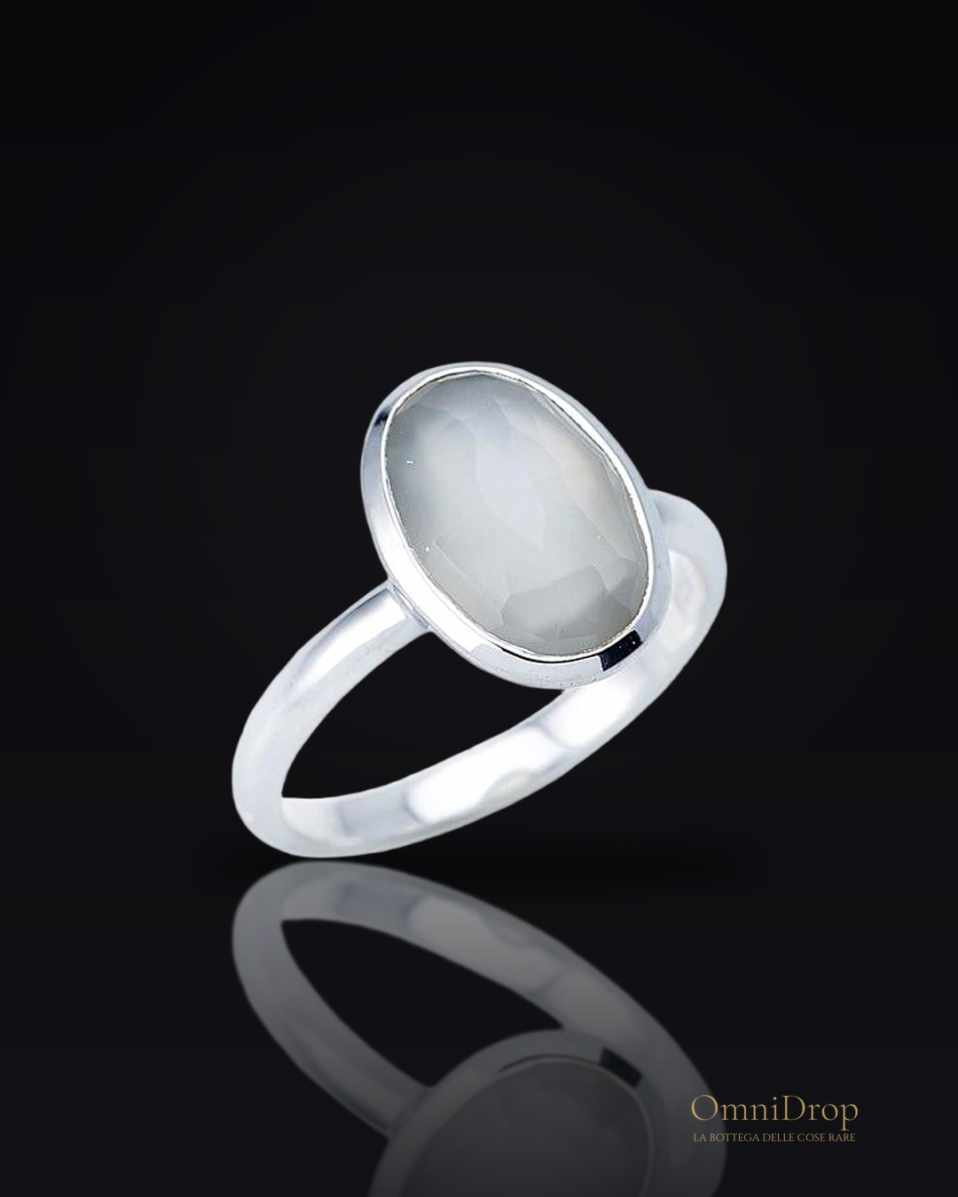 Anello in argento 925 rodiato con pietra di luna bianca, per custodire la luce interiore
