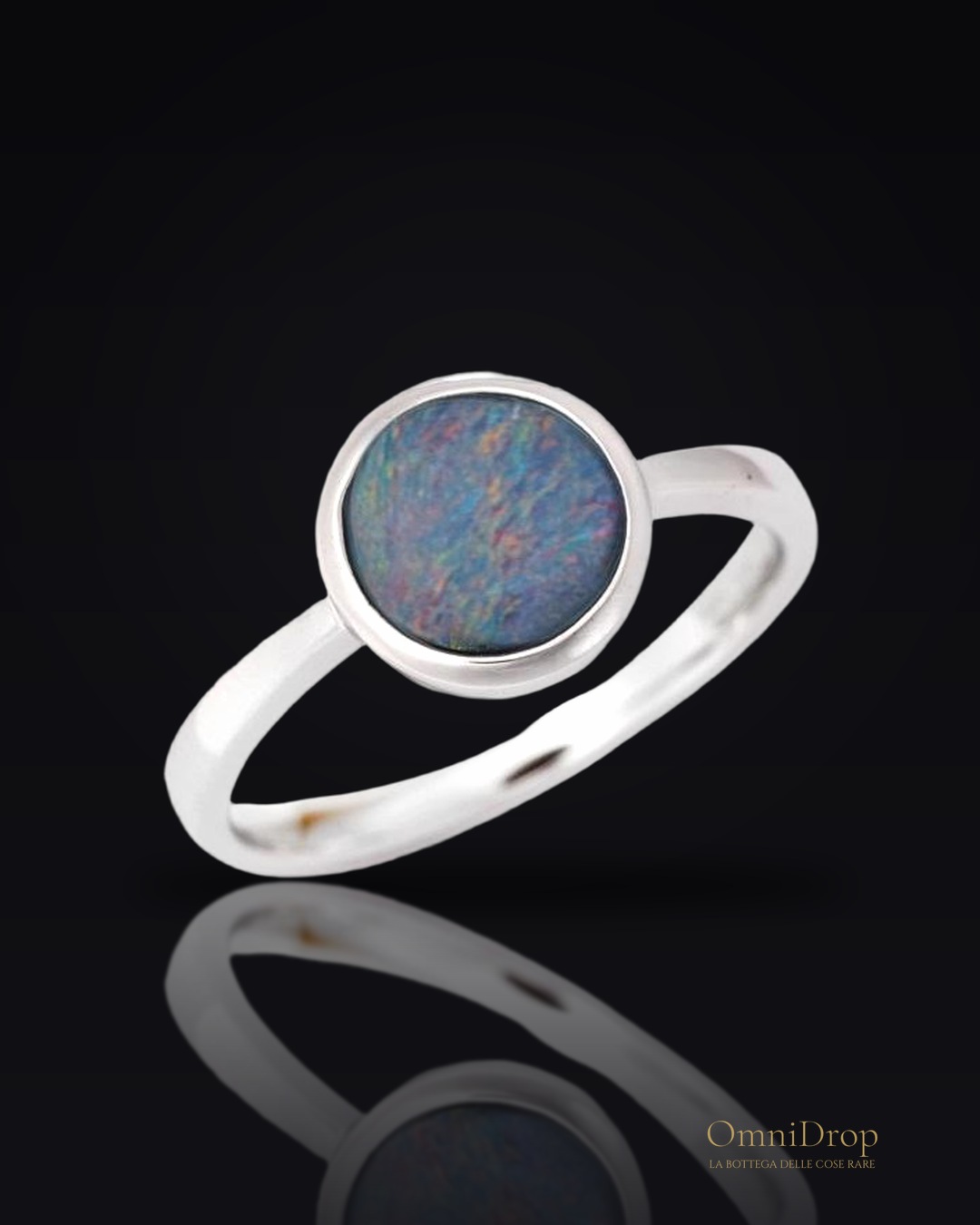 Anello opale blu tondo australiano, per evocare il mare