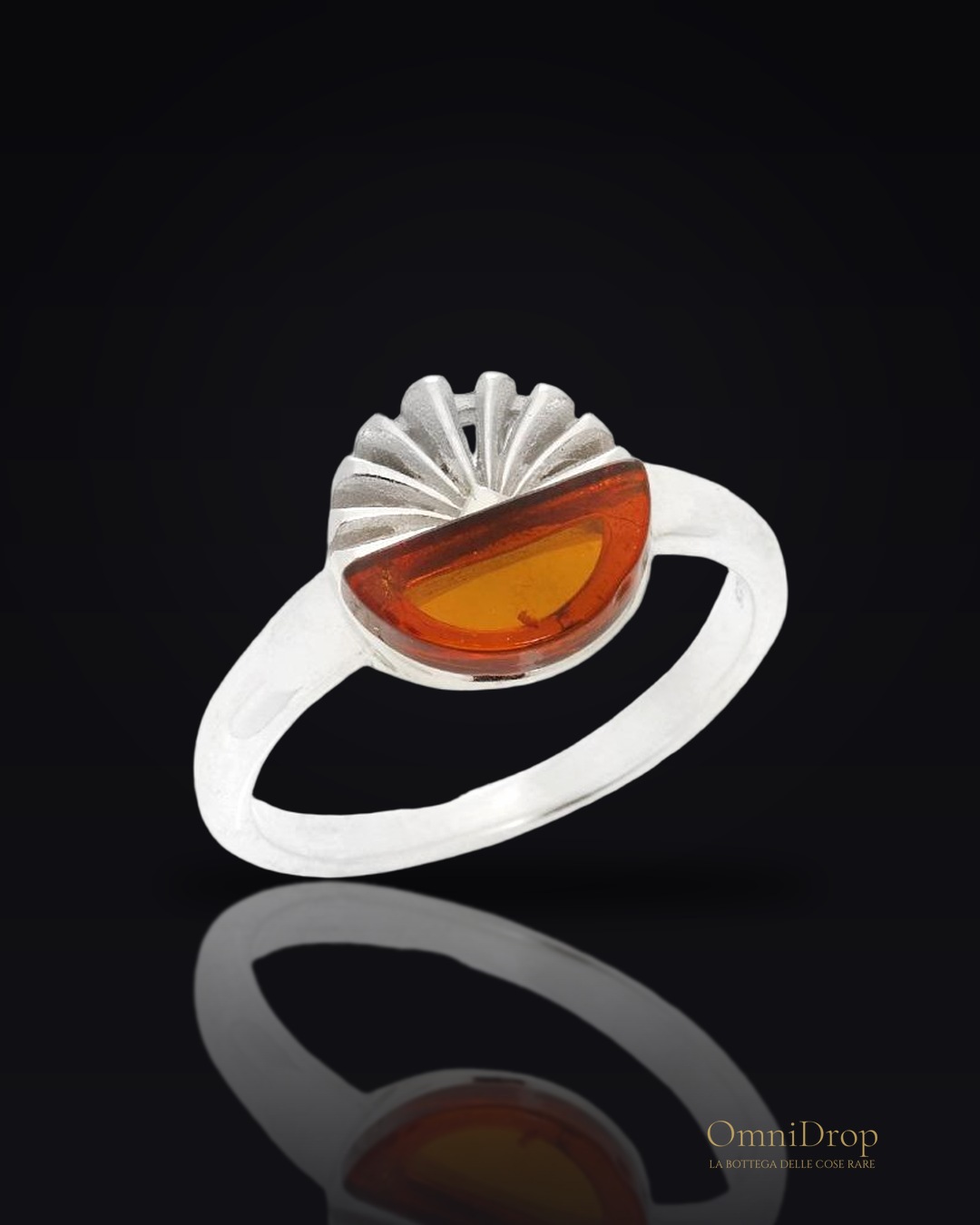 Anello in argento rodiato con ambra cognac del Mar Baltico, per ricordare la tua luce