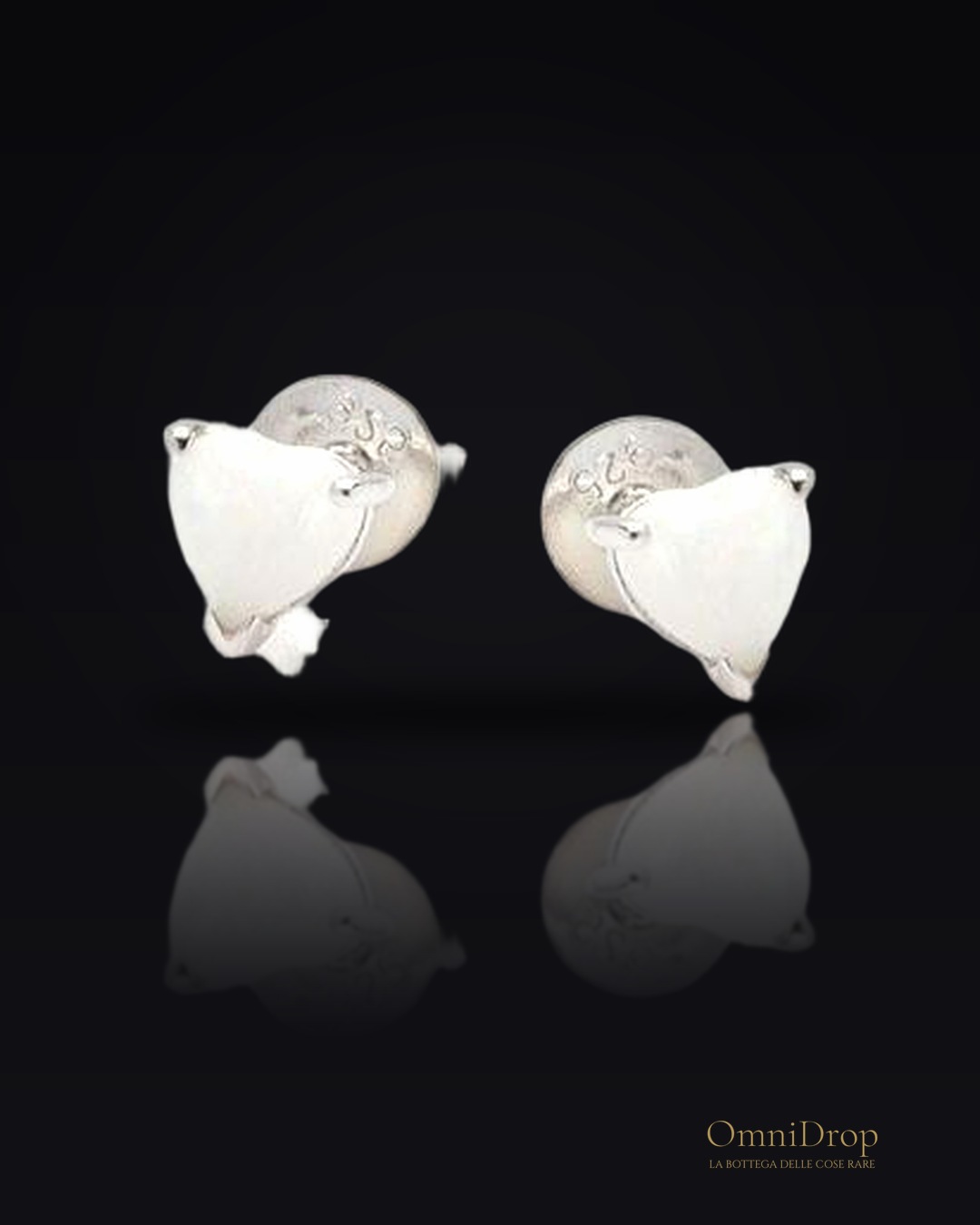 Orecchini cuore opale bianco, per celebrare l'amore