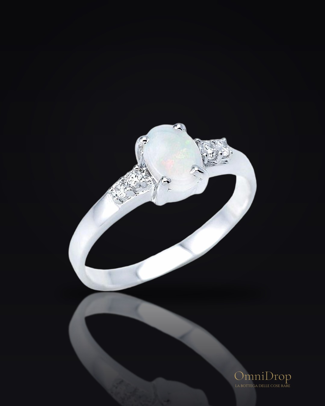 Anello opale ovale e zirconio, per racchiudere il sole del giorno