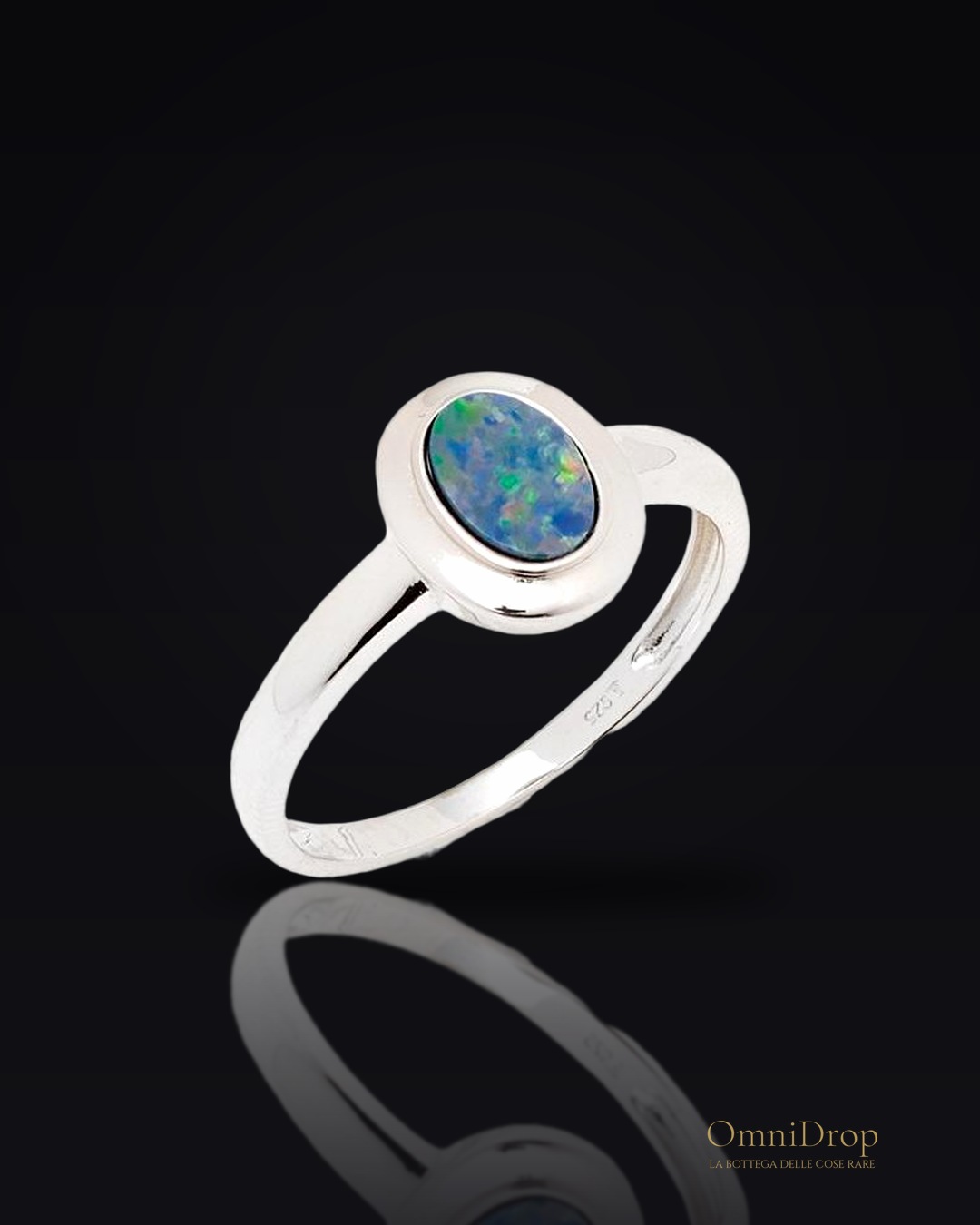 Anello opale blu ovale, per evocare l'infinito