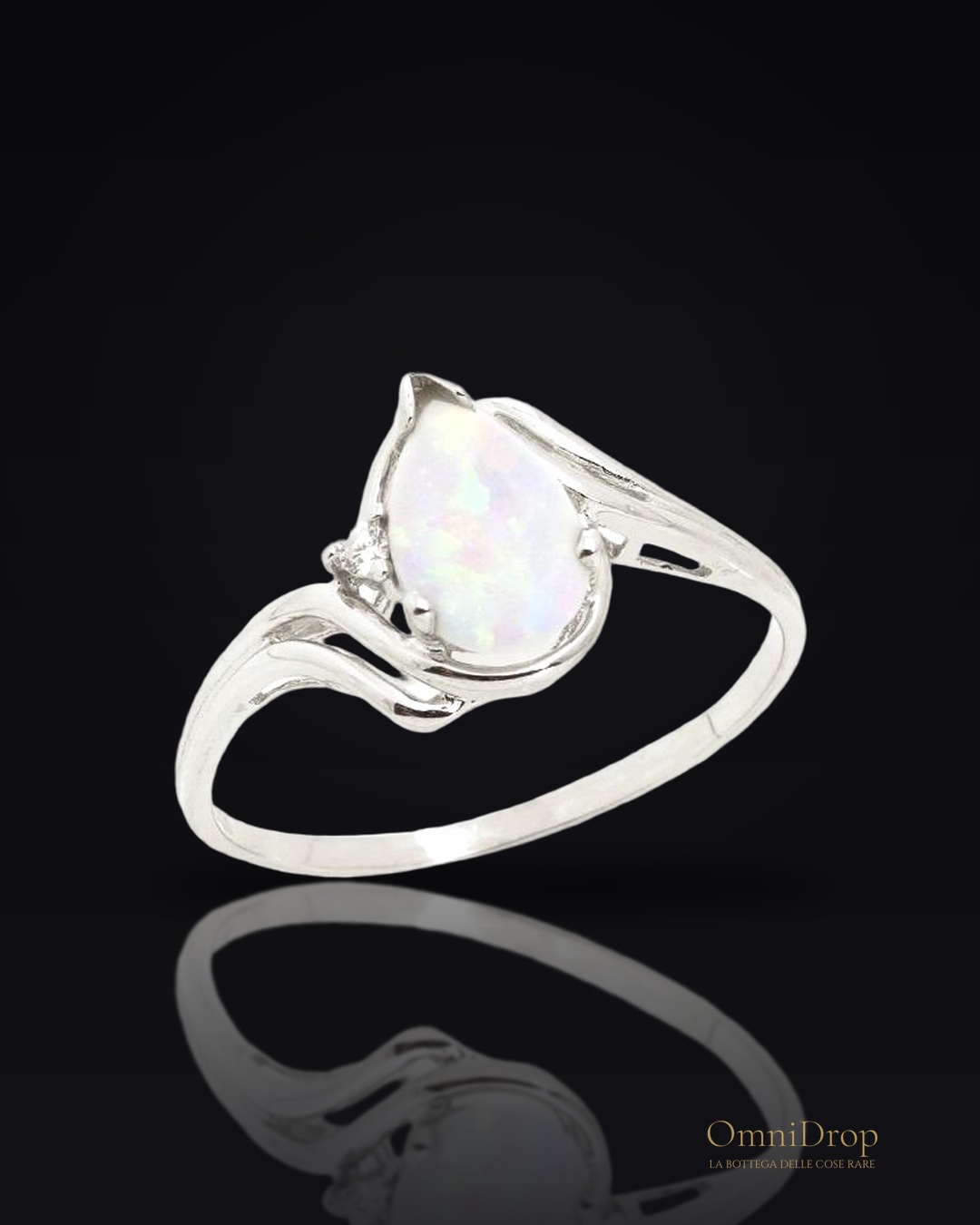Anello opale bianco, per racchiudere la purezza