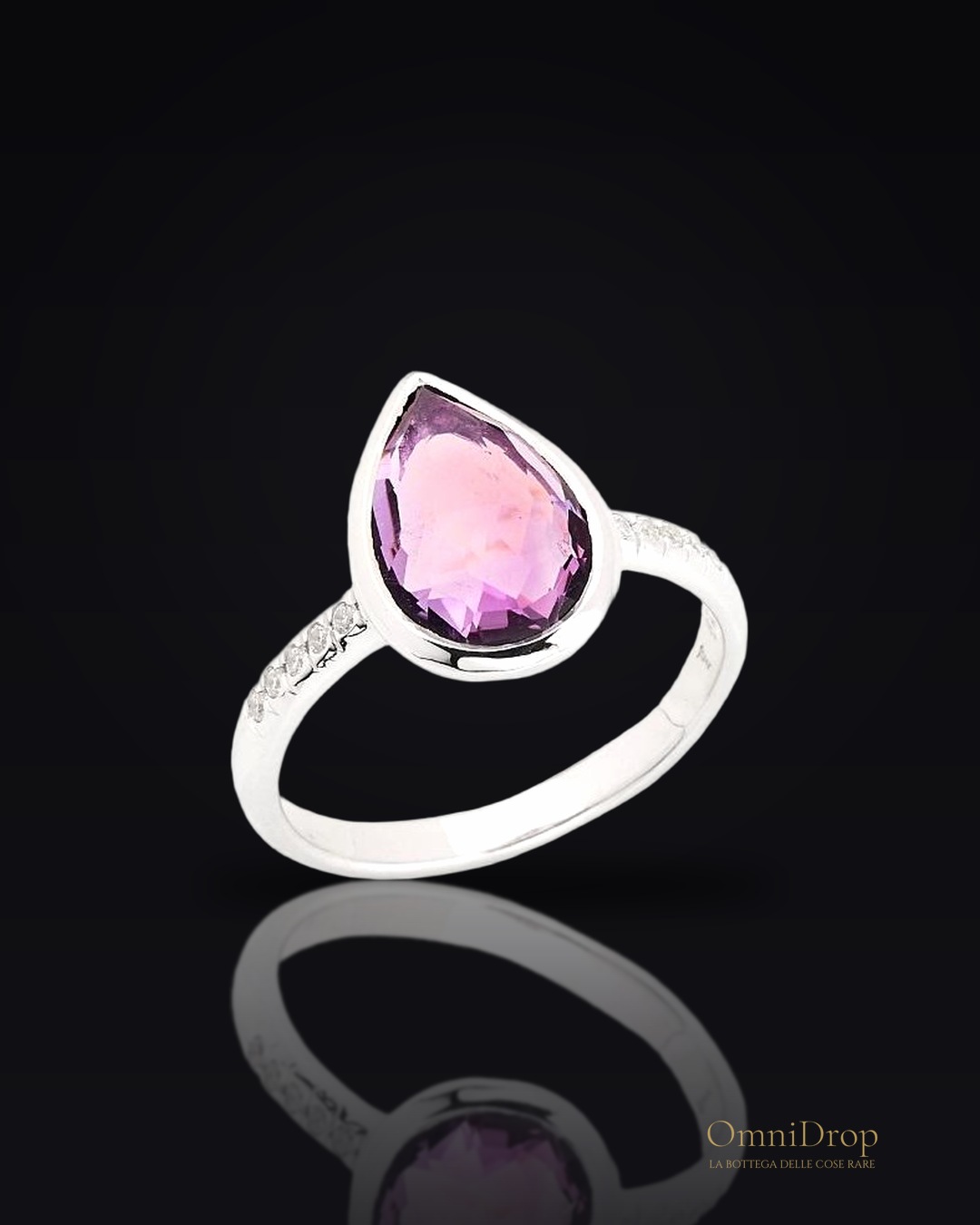Anello goccia ametista e zirconio, per racchiudere l'essenza