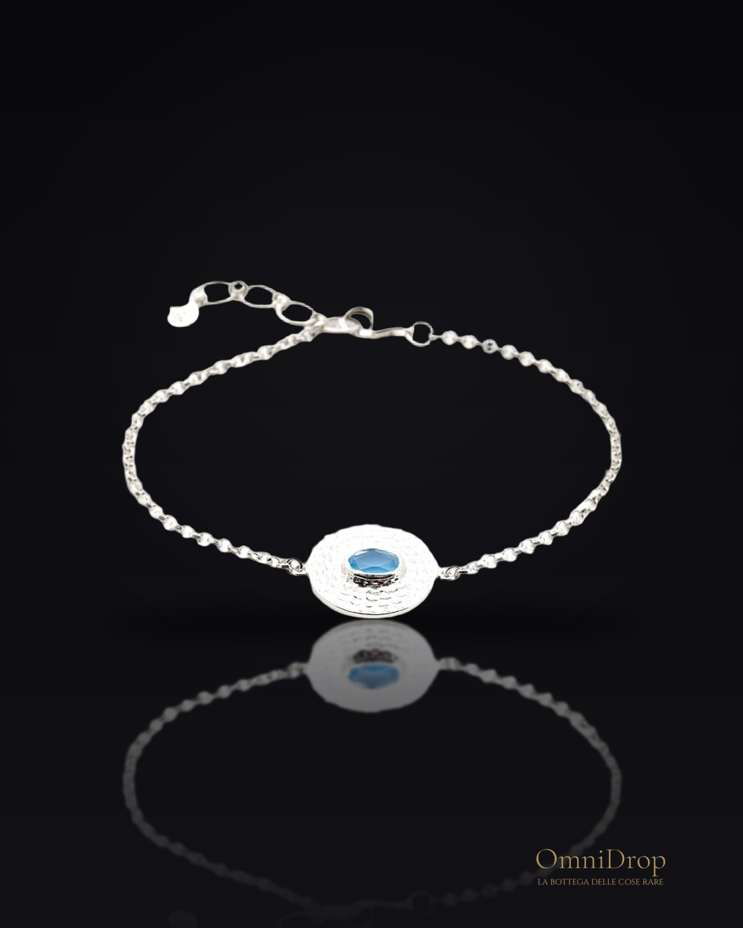 Bracciale in argento rodiato con calcedonio blu ovale, per custodire serenità