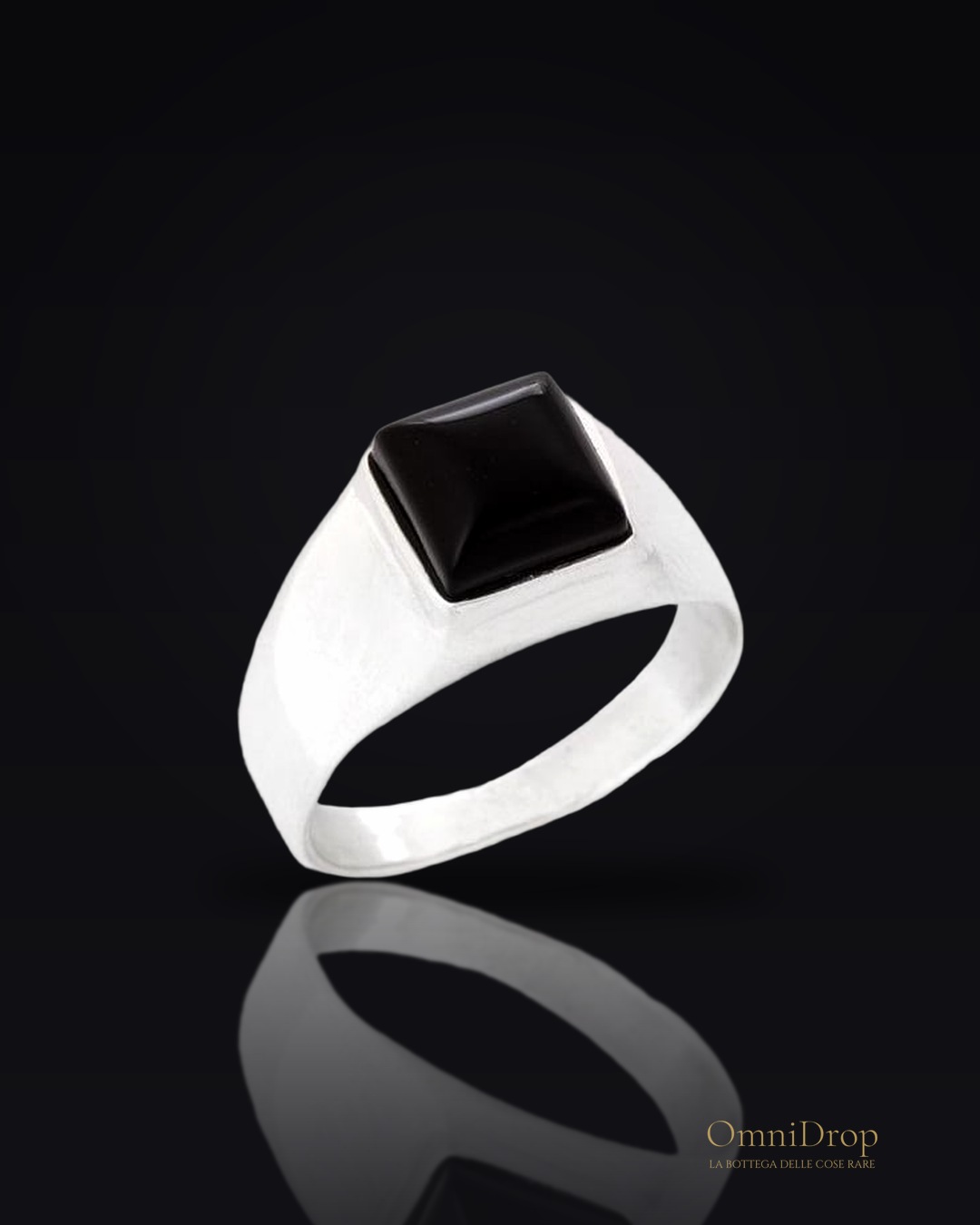 Anello sigillo in argento rodiato con onice nero quadrato, per custodire la tua forza