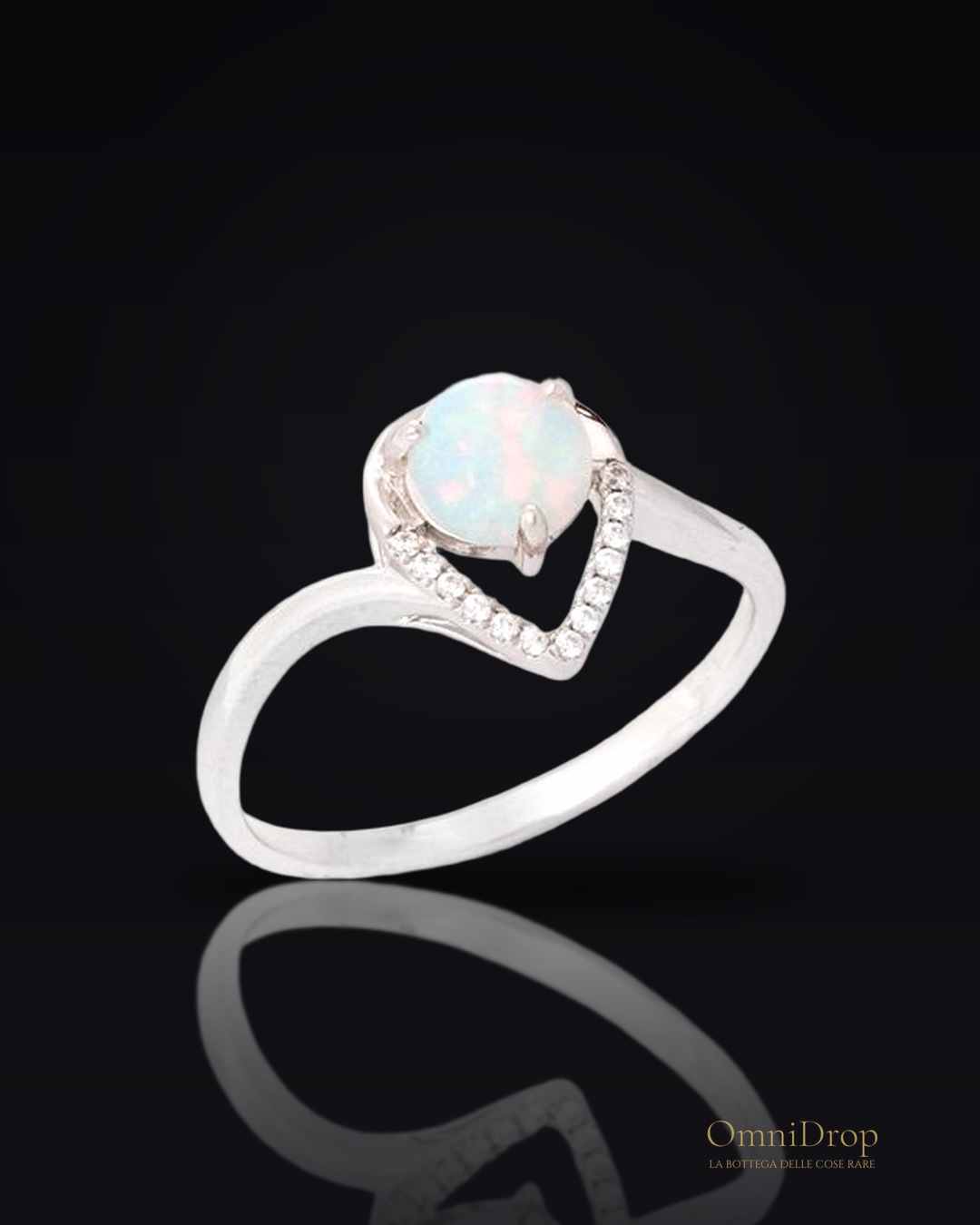 Anello in argento rodiato con opale tondo e zirconi, per custodire la tua luce interiore