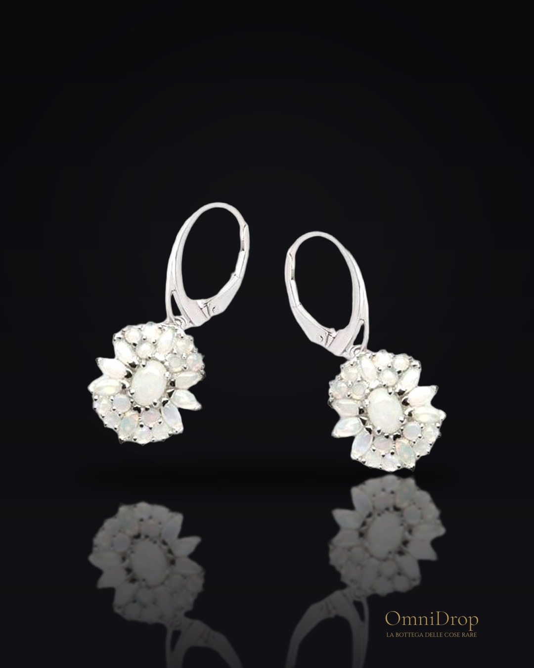 Orecchini in argento rodiato con opale bianco naturale, per custodire luce interiore