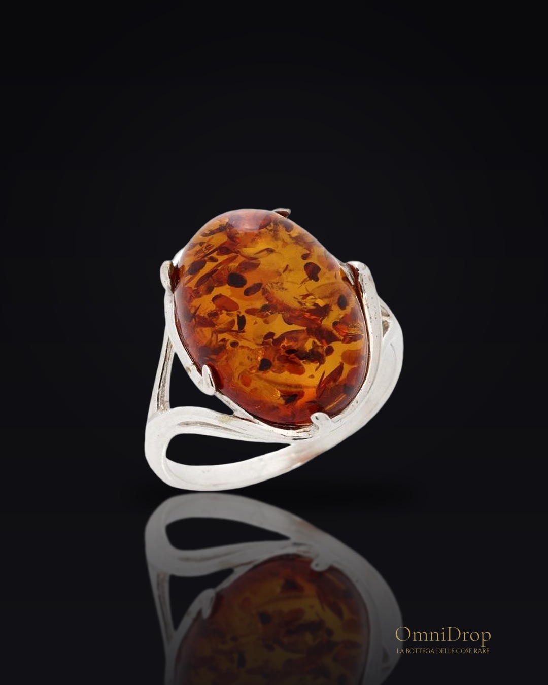 Anello in argento rodiato con ambra cognac del Mar Baltico, per custodire la tua luce