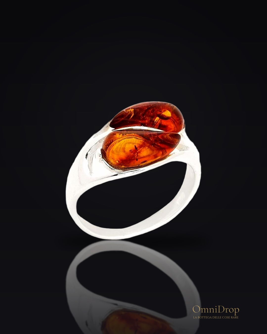 Anello multipietre e ambra cognac, per portare il sole di estate