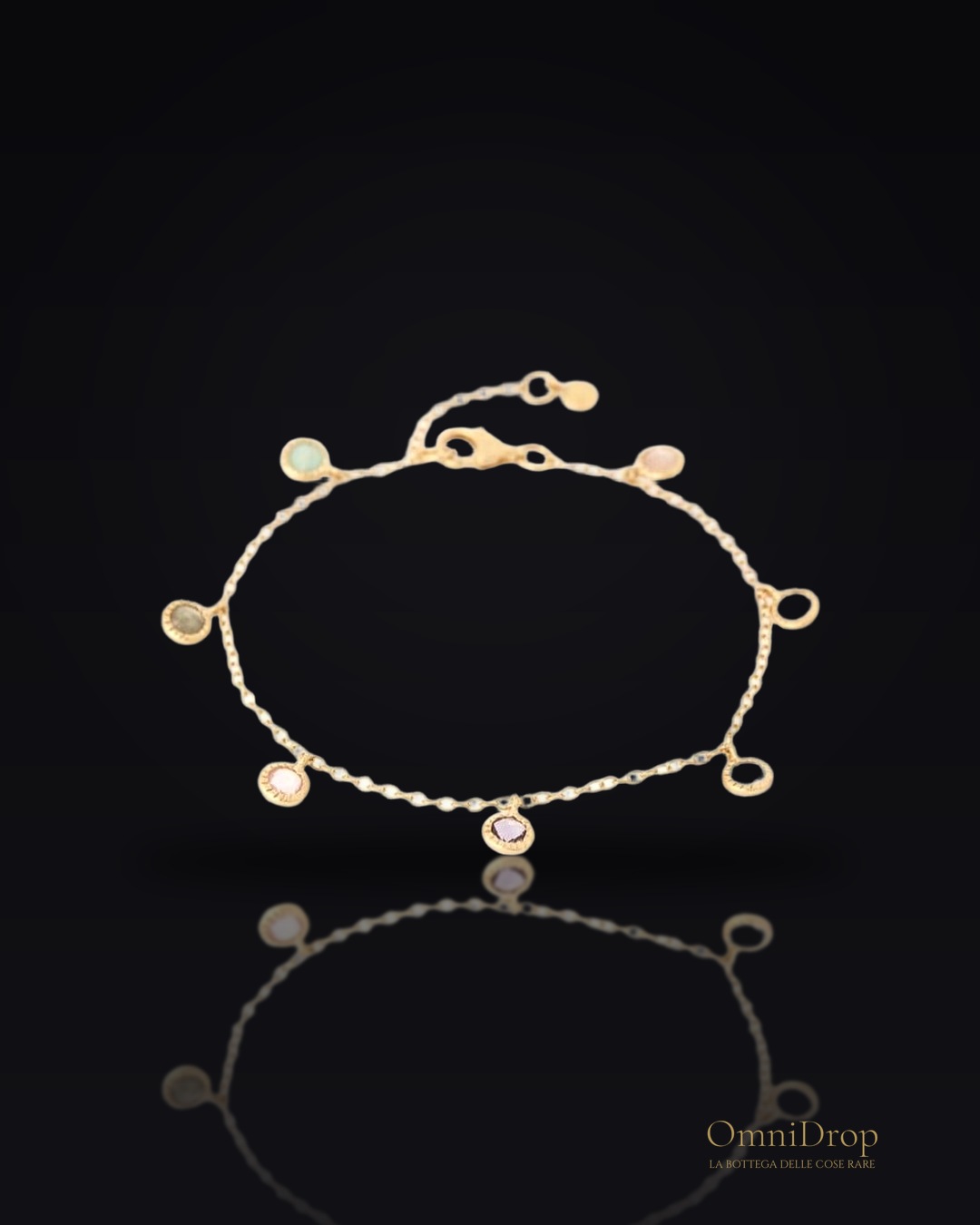 Bracciale di argento dorato con pietre multicolori, per celebrare la tua unicità