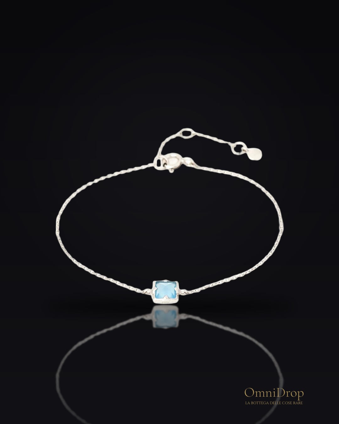 Bracciale di argento rodiato con calcedonio azzurro quadrato, per custodire la serenità