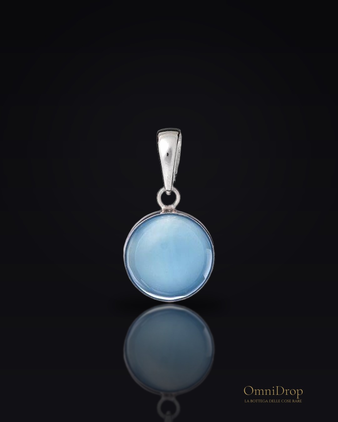 Ciondolo tondo in argento 925 con agata blu, per custodire la serenità