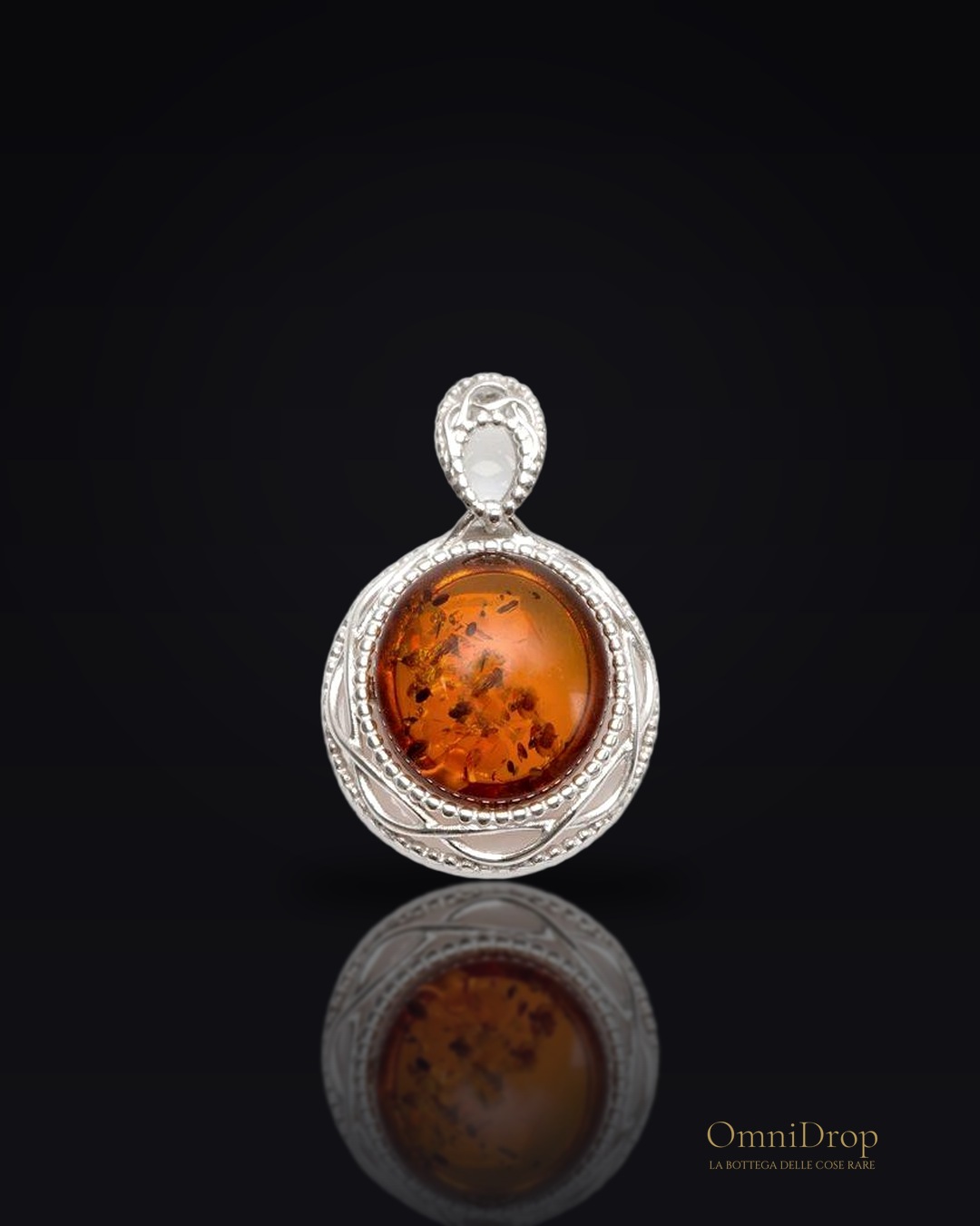 Ciondolo in argento rodiato con ambra cognac ovale, per custodire la tua luce interiore