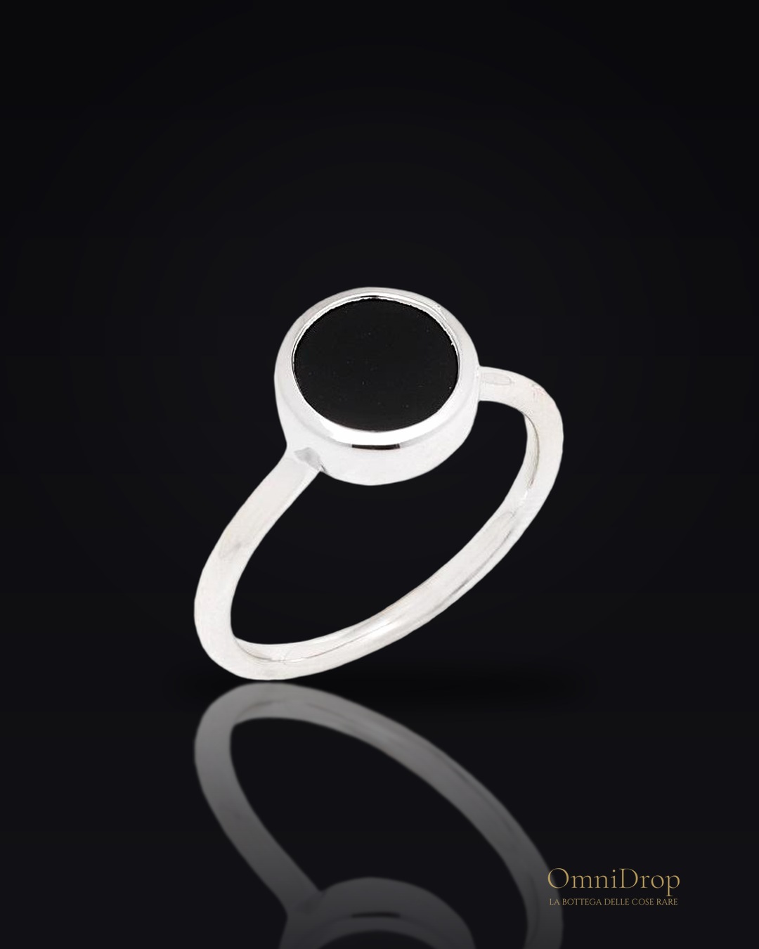 Anello in argento 925 rodiato con onice nera naturale, per custodire la tua forza