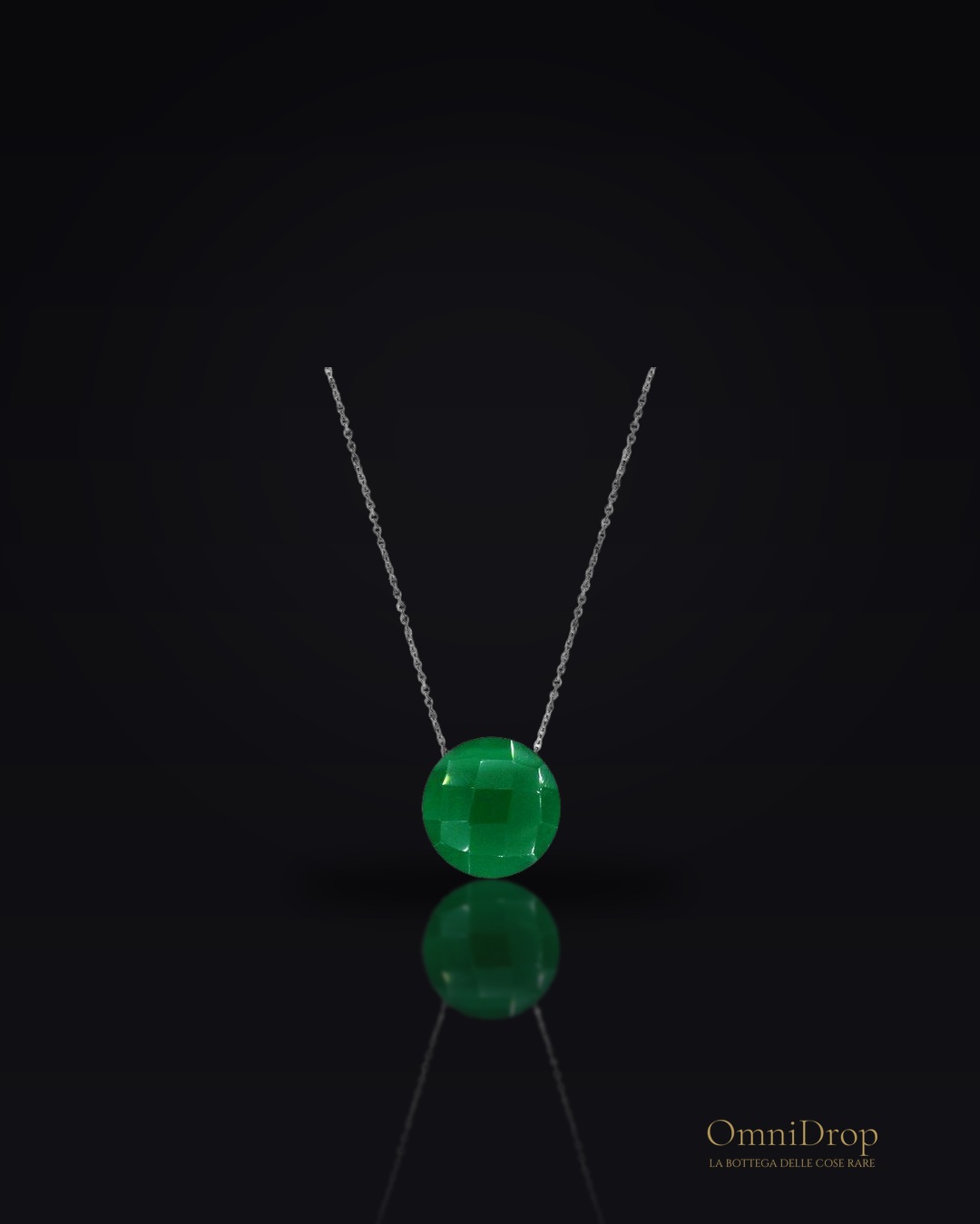 Collana in argento rodiato con calcedonio verde tondo, per custodire la tua serenità