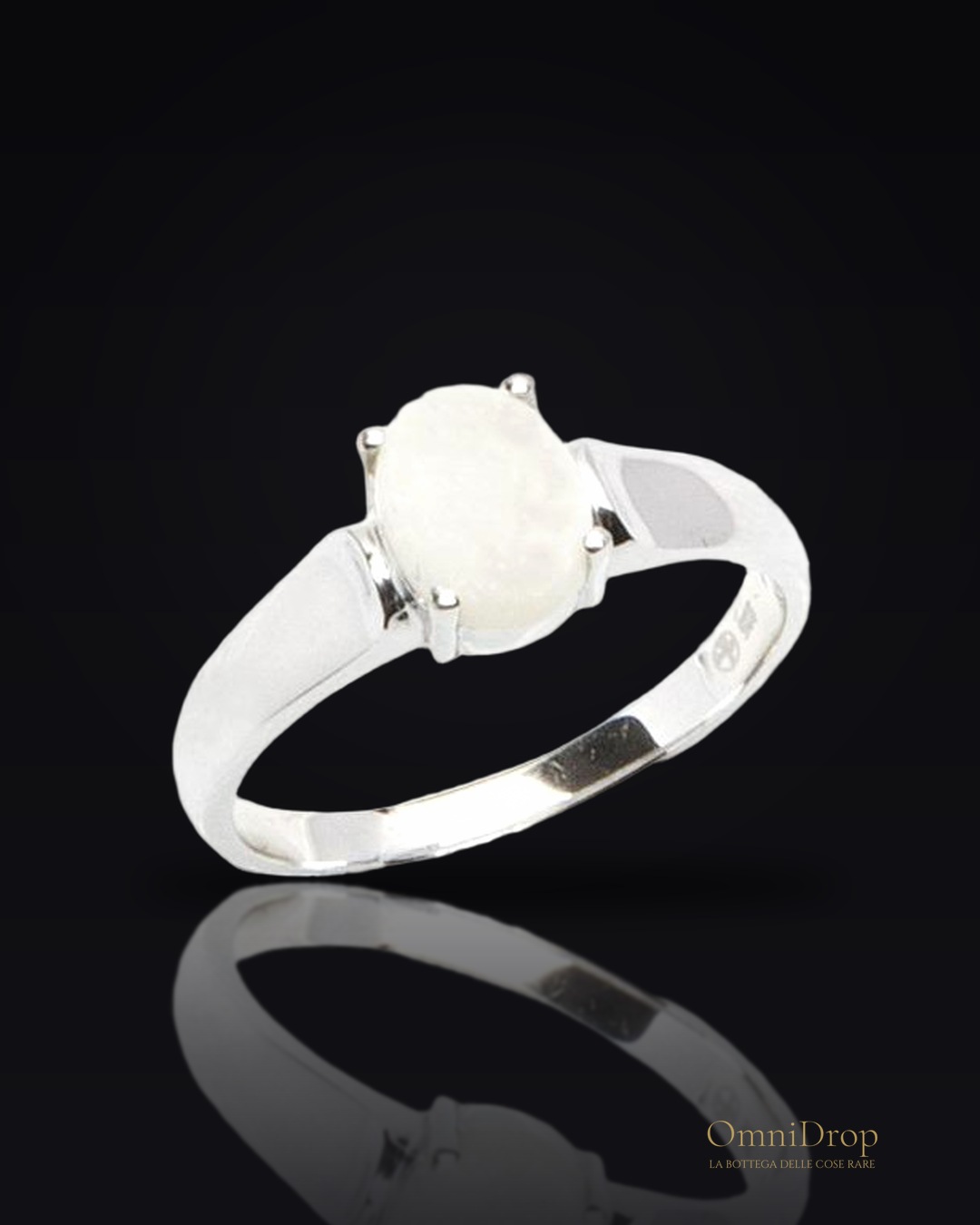 Anello in argento 925 rodiato con opale bianco australiano, per custodire la tua luce