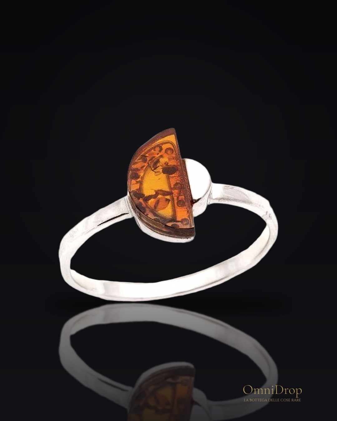 Anello semicerchio ambra cognac, per racchiudere i tuoi più bei momenti