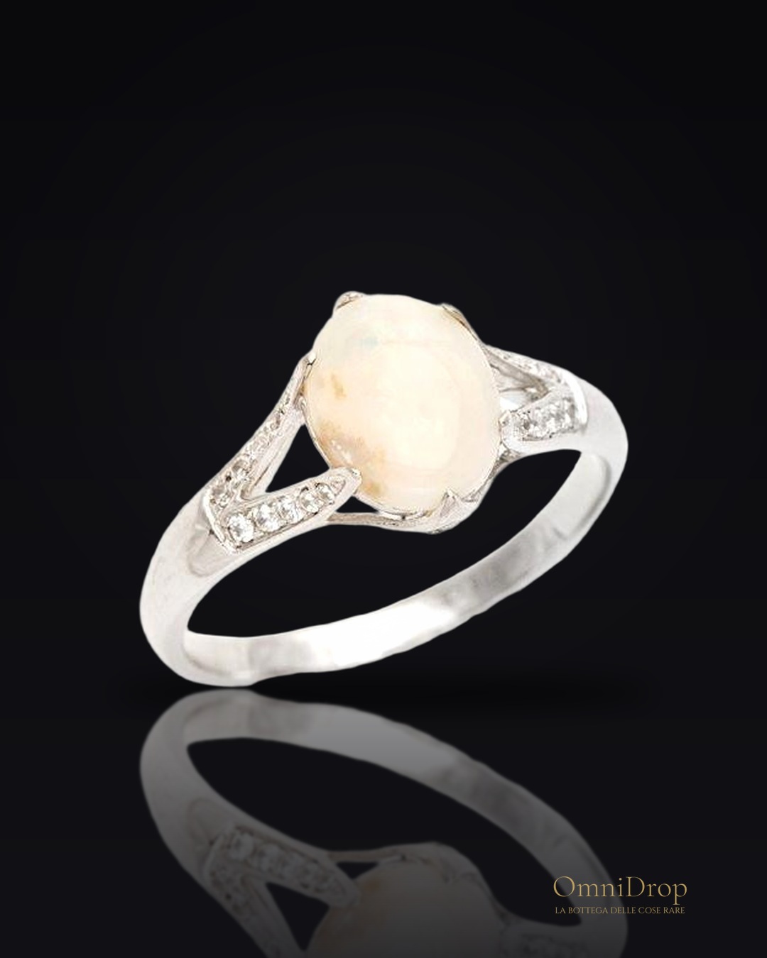 Anello opale e zirconio, per portare l'essenza del giorno