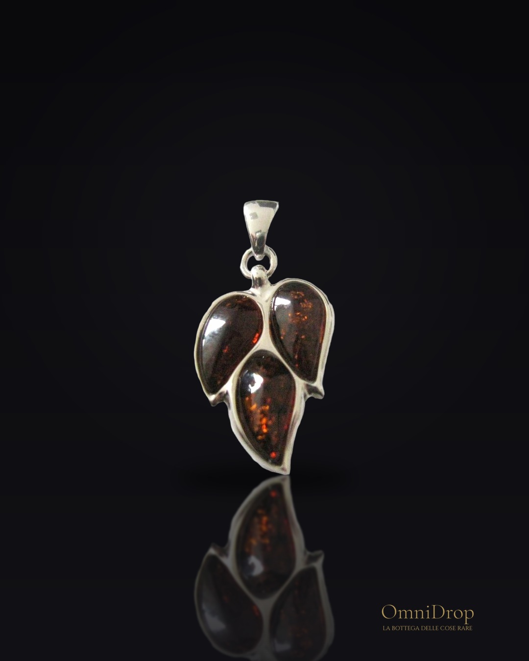 Ciondolo in argento rodiato con goccia di ambra cognac, per ricordare la tua luce