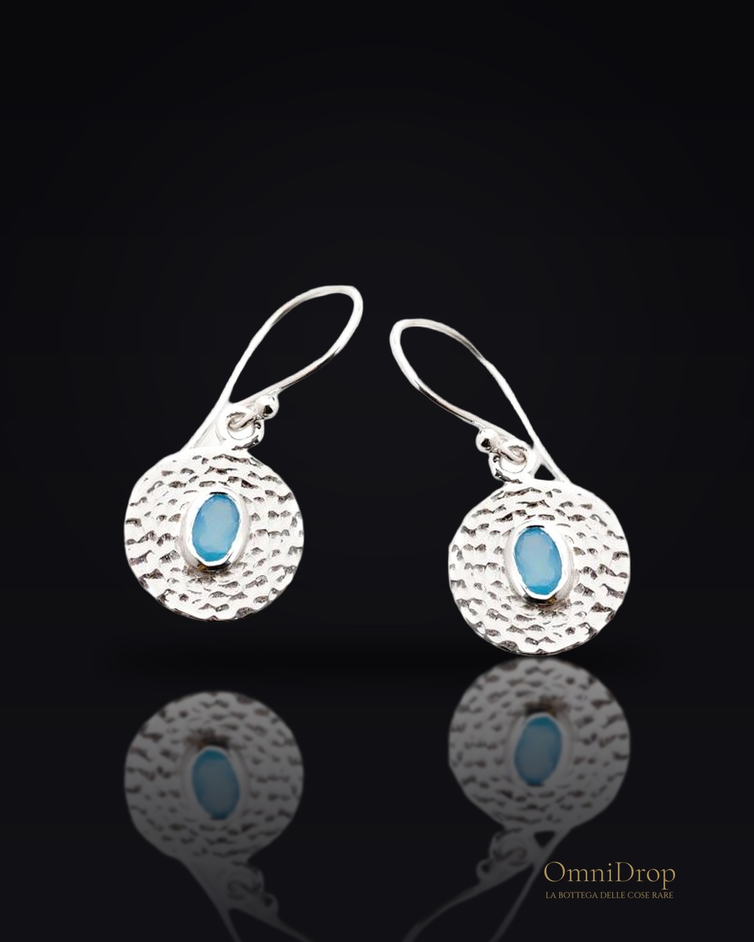 Orecchini in argento 925 rodiato con calcedonio blu, per custodire la tua seren