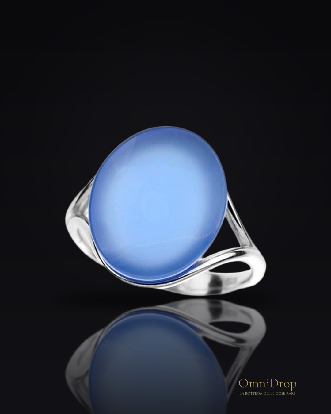 Anello in argento 925 rodiato con agata blu ovale, per custodire la tua serenità