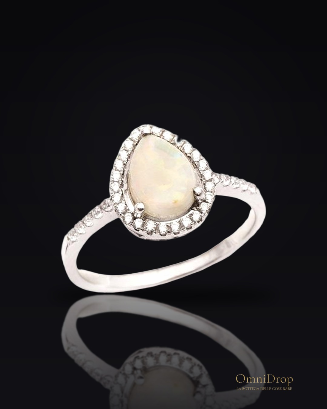 Anello in argento rodiato con opale a goccia e zirconio, per custodire la tua luce