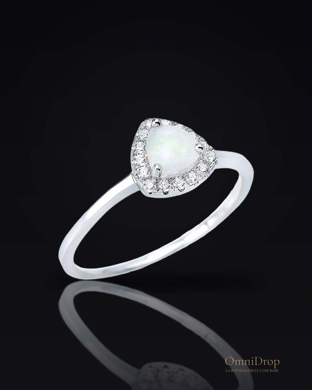 Anello triangolare con opale e zirconio, per ricordare l'essenza