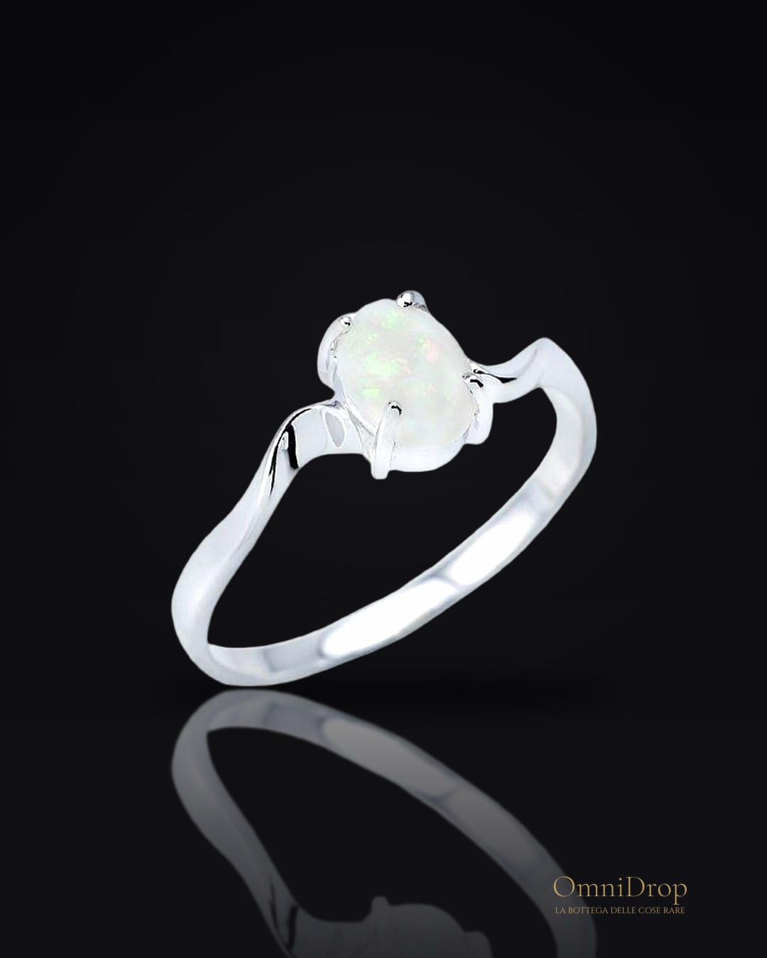 Anello opale bianco australiano ovale, per custodire il tuo spirito libero