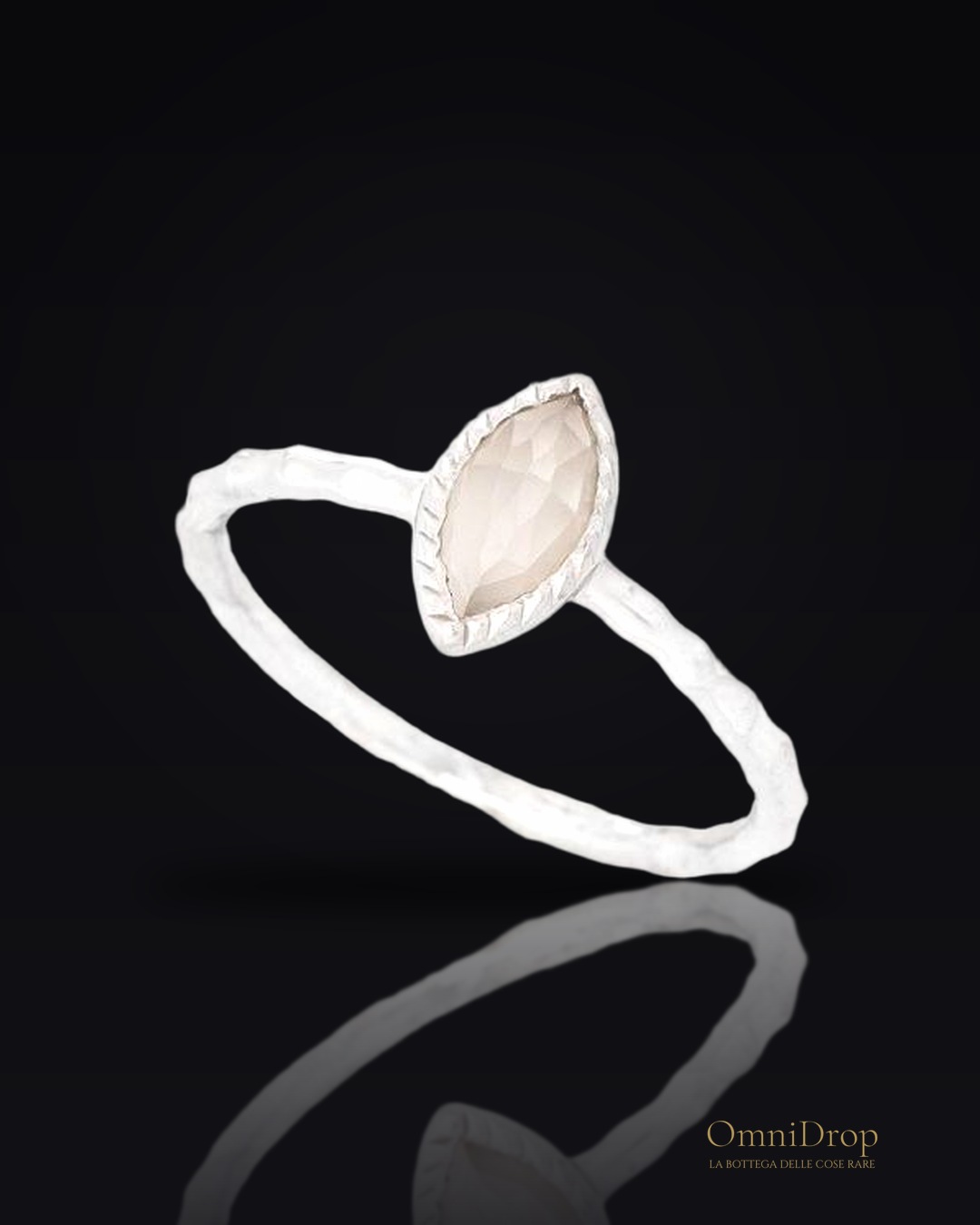 Anello pietra luna bianca, per celebrare la luce interiore