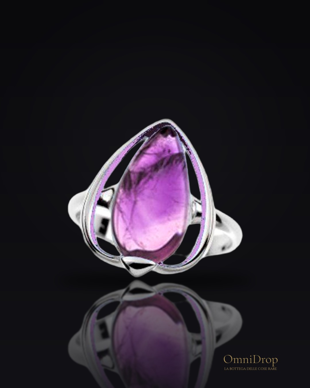 Anello con ametista viola naturale, per evocare l'essenza del trionfo