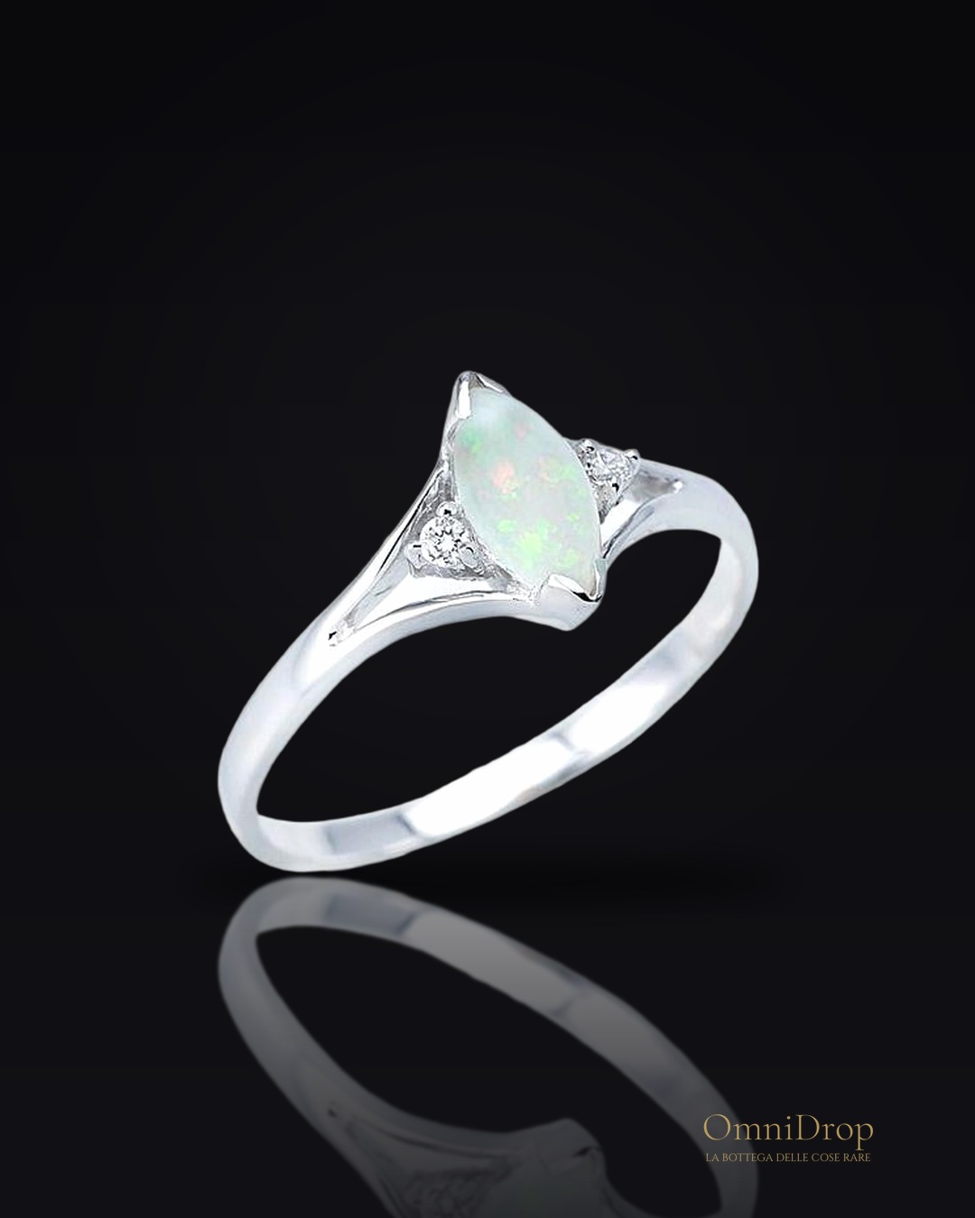 Anello opale navetta australiano bianco, per onorare le origini